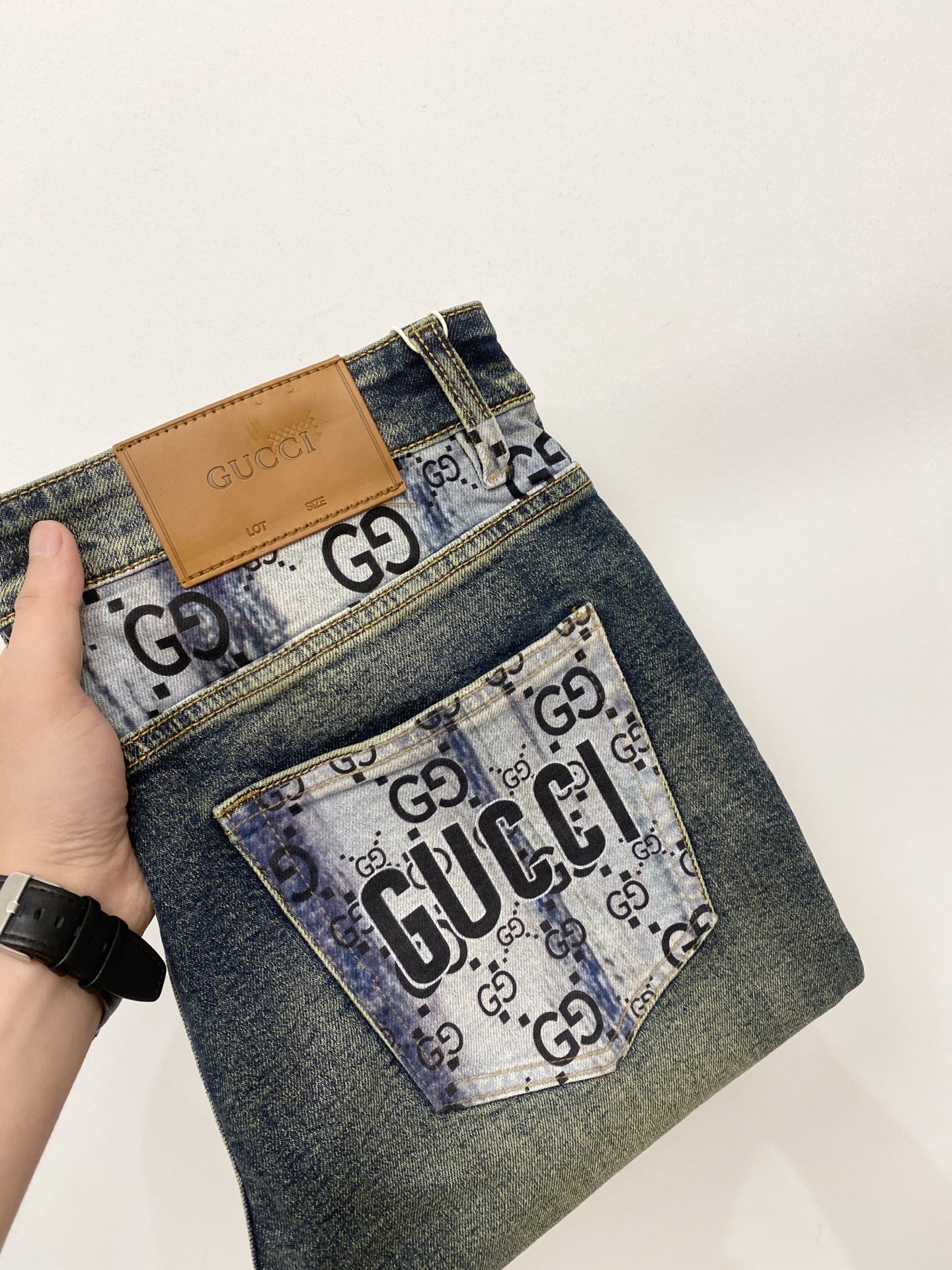 NO:911524,Gucci, 2026 latest products, available at counters simultaneously, original goods, washed casual jeans, imported original washed stretch fabrics, comfortable and elastic, original hardware accessories decorated with logo, super correct version, extremely high grade, counter quality, fashionable and stylish upper body, code number 29-40,,jeans,19860909古奇、2026最新品,专柜同步有售,原单狠货,水洗休闲牛仔裤,进口原版水洗弹力面料,舒适有弹性,原版五金辅料装饰logo,版型超正,档次极高,专柜品质,上身时尚有型,码数29-40,,jeans,,Men's clothing