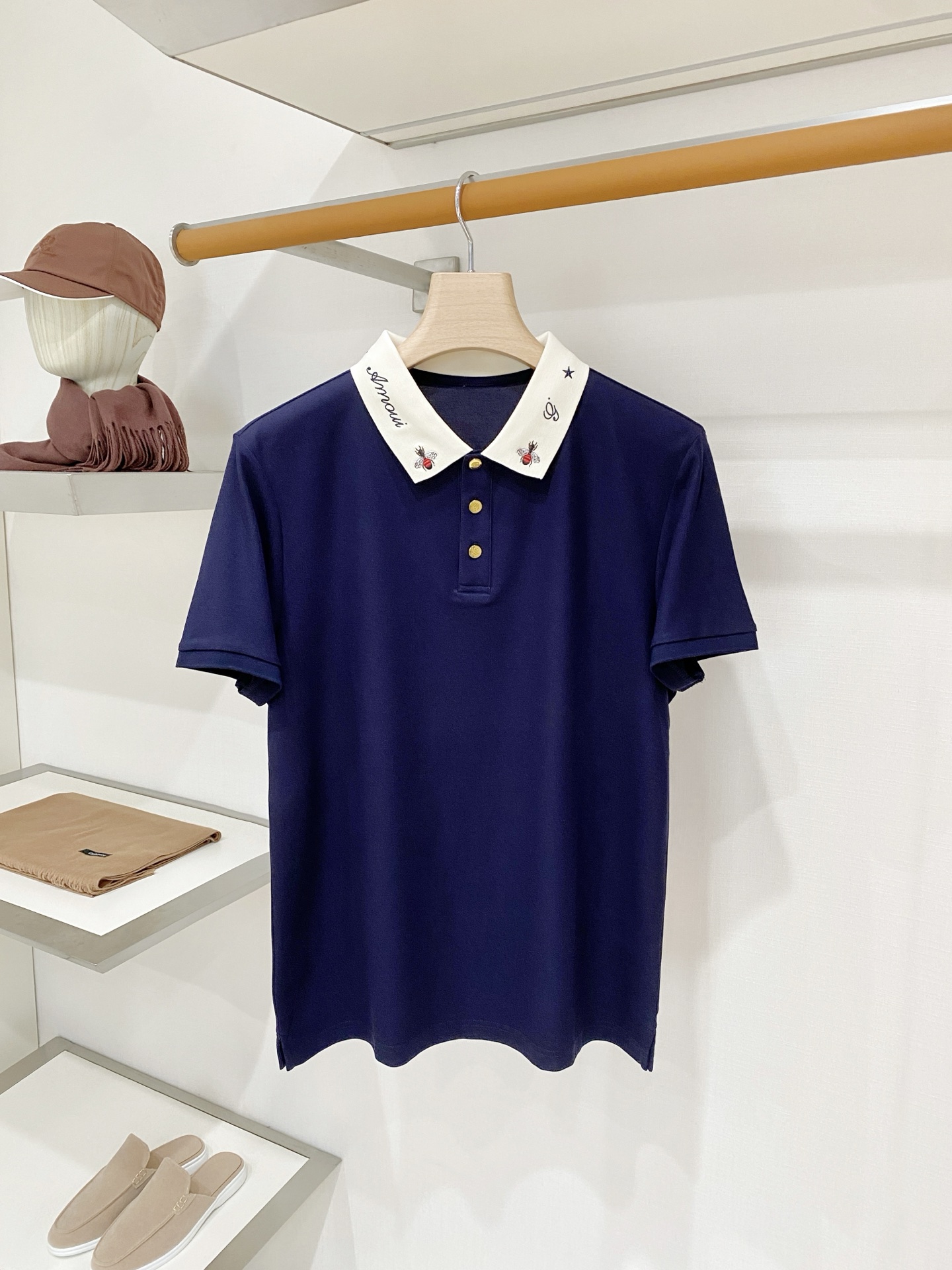 NO:914490,Gucci, 2026 new short-sleeved T-shirt, handsome and fashionable, simple and versatile. Top-notch custom-woven pattern letter logo on the neck. The fabric is cotton. It is not only crisp and maintains the trendy silhouette, but also comfortable to wear. The yarn is more delicate. Size M-3XL, T-shirt, tees, t-shirt,19860909古奇、2026新品短袖T恤,帅气时尚,简约百搭款.领口顶级定织图案字母logo,面料棉 不仅挺括,保持潮流的廓形,又穿着舒适,纱织更细腻,码数M-3XL,,T-shirt,tees，t-shirt,,Men's clothing