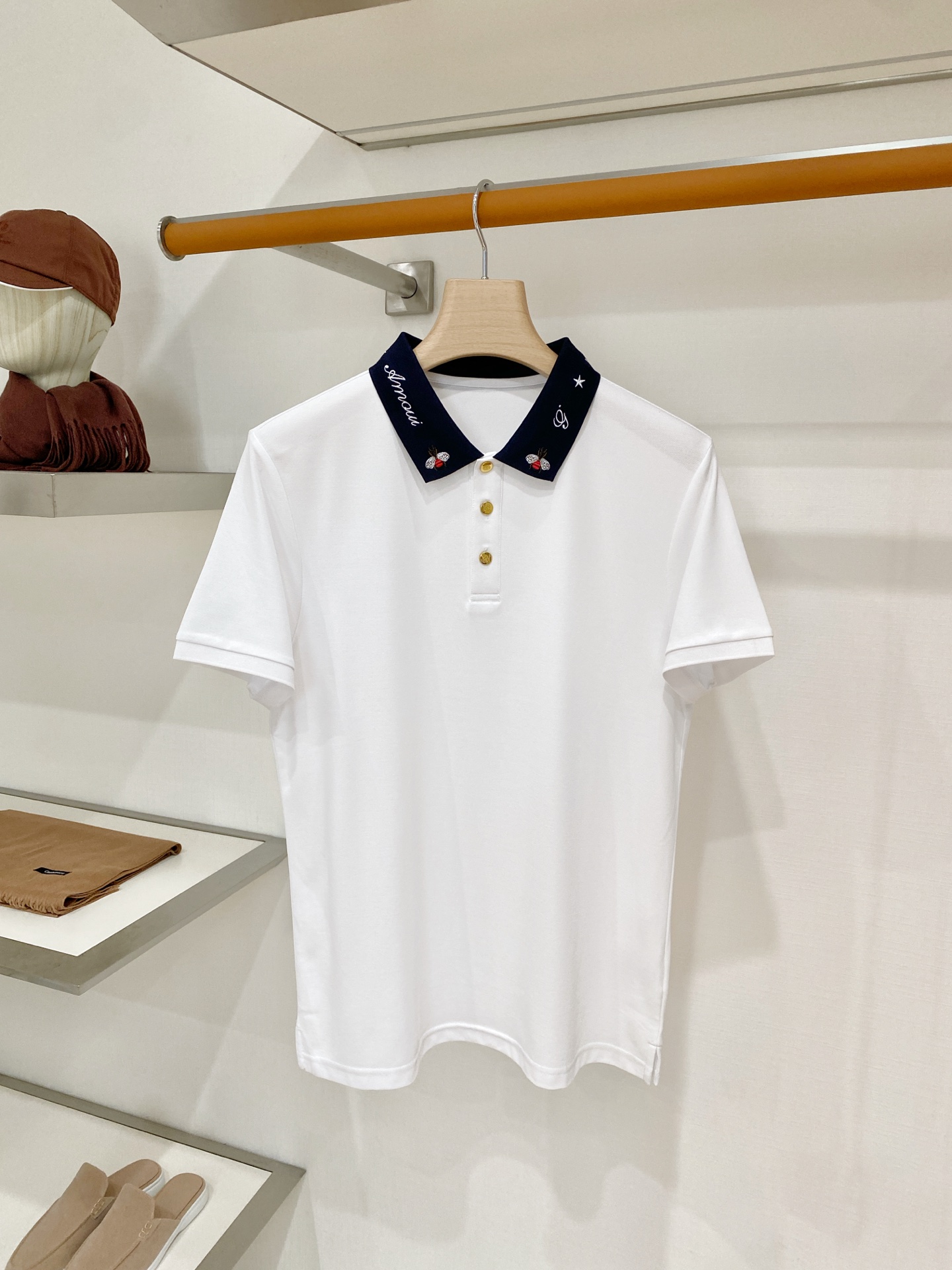 NO:914492,Gucci, 2026 new short-sleeved T-shirt, handsome and fashionable, simple and versatile. Top-notch custom-woven pattern letter logo on the neck. The fabric is cotton. It is not only crisp and maintains the trendy silhouette, but also comfortable to wear. The yarn is more delicate. Size M-3XL, T-shirt, tees, t-shirt,19860909古奇、2026新品短袖T恤,帅气时尚,简约百搭款.领口顶级定织图案字母logo,面料棉 不仅挺括,保持潮流的廓形,又穿着舒适,纱织更细腻,码数M-3XL,,T-shirt,tees，t-shirt,,Men's clothing