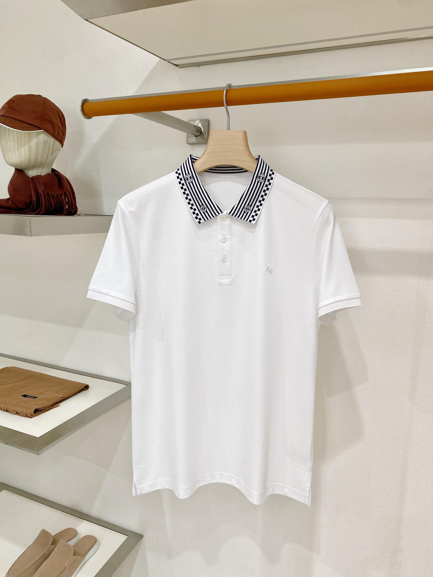 NO:914494,Louis Vuitton, 2026 new short-sleeved T-shirt, handsome and fashionable, simple and versatile. Exquisite embroidered logo on the chest, cotton fabric is not only crisp and maintains the trendy silhouette, but also comfortable to wear, the yarn is more delicate, size M-3XL,, louis vuitton, T-shirt, tees, t-shirt,19860909路易威登、2026新品短袖T恤,帅气时尚,简约百搭款.胸前精致刺绣图案logo,面料棉 不仅挺括,保持潮流的廓形,又穿着舒适,纱织更细腻,码数M-3XL,,louis vuitton,T-shirt,tees，t-shirt,,Men's clothing