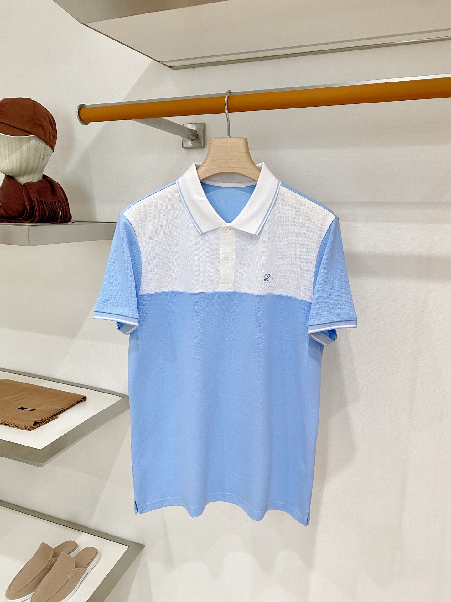 NO:914498,Loewe, 2026 new short-sleeved T-shirt, handsome and fashionable, simple and versatile. Exquisite embroidered logo on the chest. The fabric is cotton. It is not only crisp and maintains the trendy silhouette, but also comfortable to wear. The yarn is more delicate. Size M-3XL, loewe, T-shirt, tees, t-shirt,19860909罗意威、2026新品短袖T恤,帅气时尚,简约百搭款.胸前精致刺绣图案logo,面料棉 不仅挺括,保持潮流的廓形,又穿着舒适,纱织更细腻,码数M-3XL,,loewe,T-shirt,tees，t-shirt,,Men's clothing