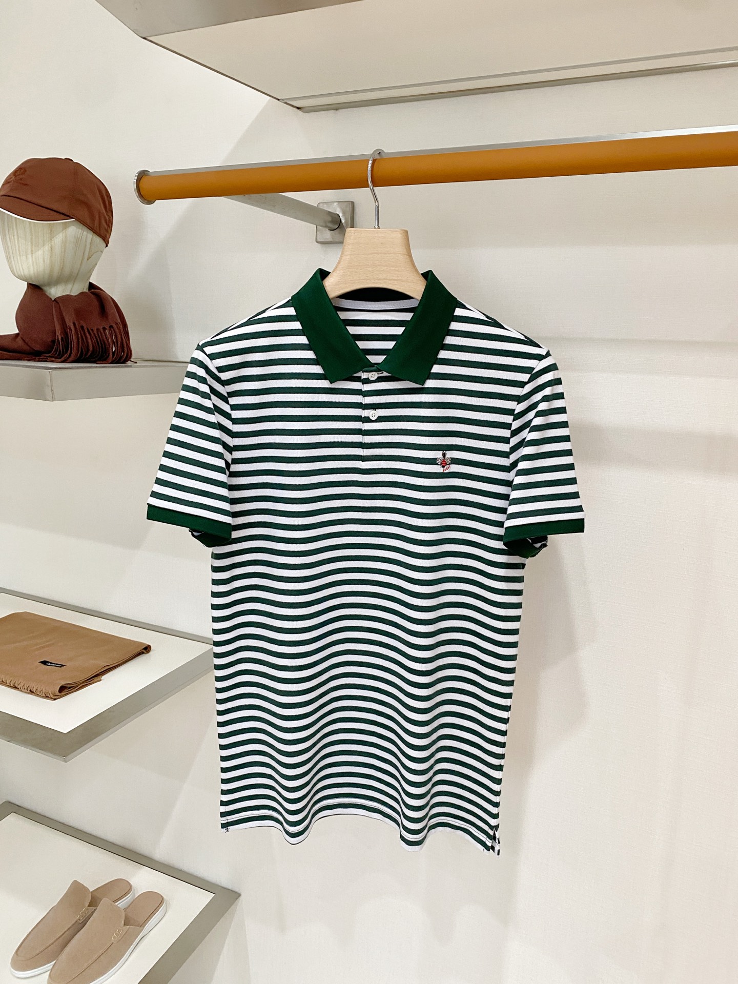 NO:914496,Gucci, 2026 new short-sleeved T-shirt, handsome and fashionable, simple and versatile. Exquisitely embroidered letter pattern logo on the chest. The fabric is cotton. It is not only crisp and maintains the trendy silhouette, but also comfortable to wear. The yarn is more delicate. Size M-3XL, T-shirt, tees, t-shirt,19860909古奇、2026新品短袖T恤,帅气时尚,简约百搭款.胸前精致刺绣字母图案logo,面料棉 不仅挺括,保持潮流的廓形,又穿着舒适,纱织更细腻,码数M-3XL,,T-shirt,tees，t-shirt,,Men's clothing