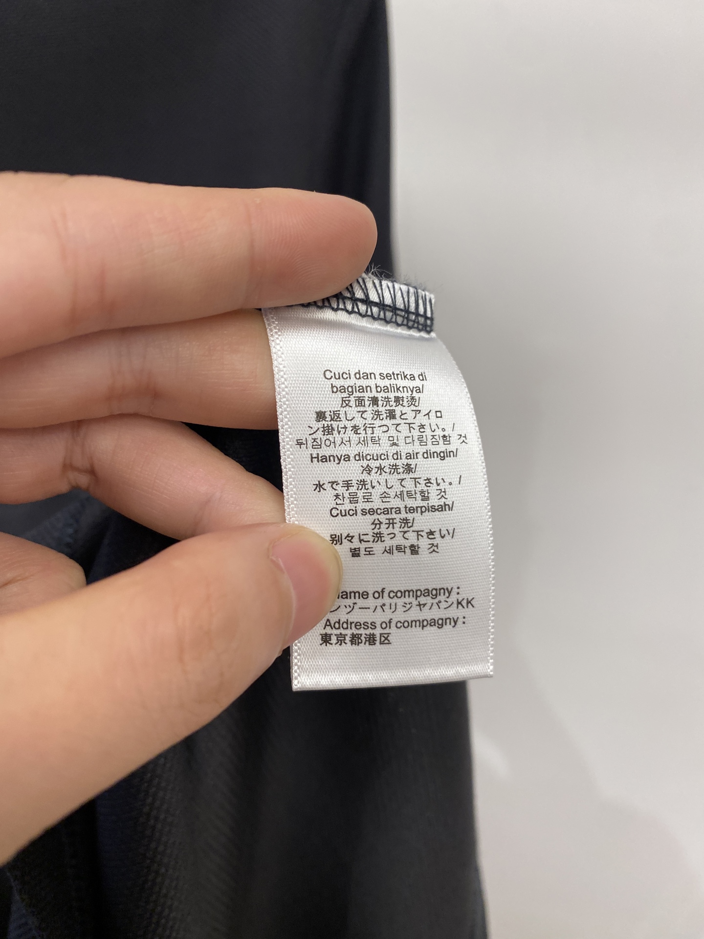 普拉达、2026新品短袖T恤，帅气时尚，胸前精致刺绣图案字母logo，简约百搭款。面料棉 不仅挺括，保持潮流的廓形，又穿