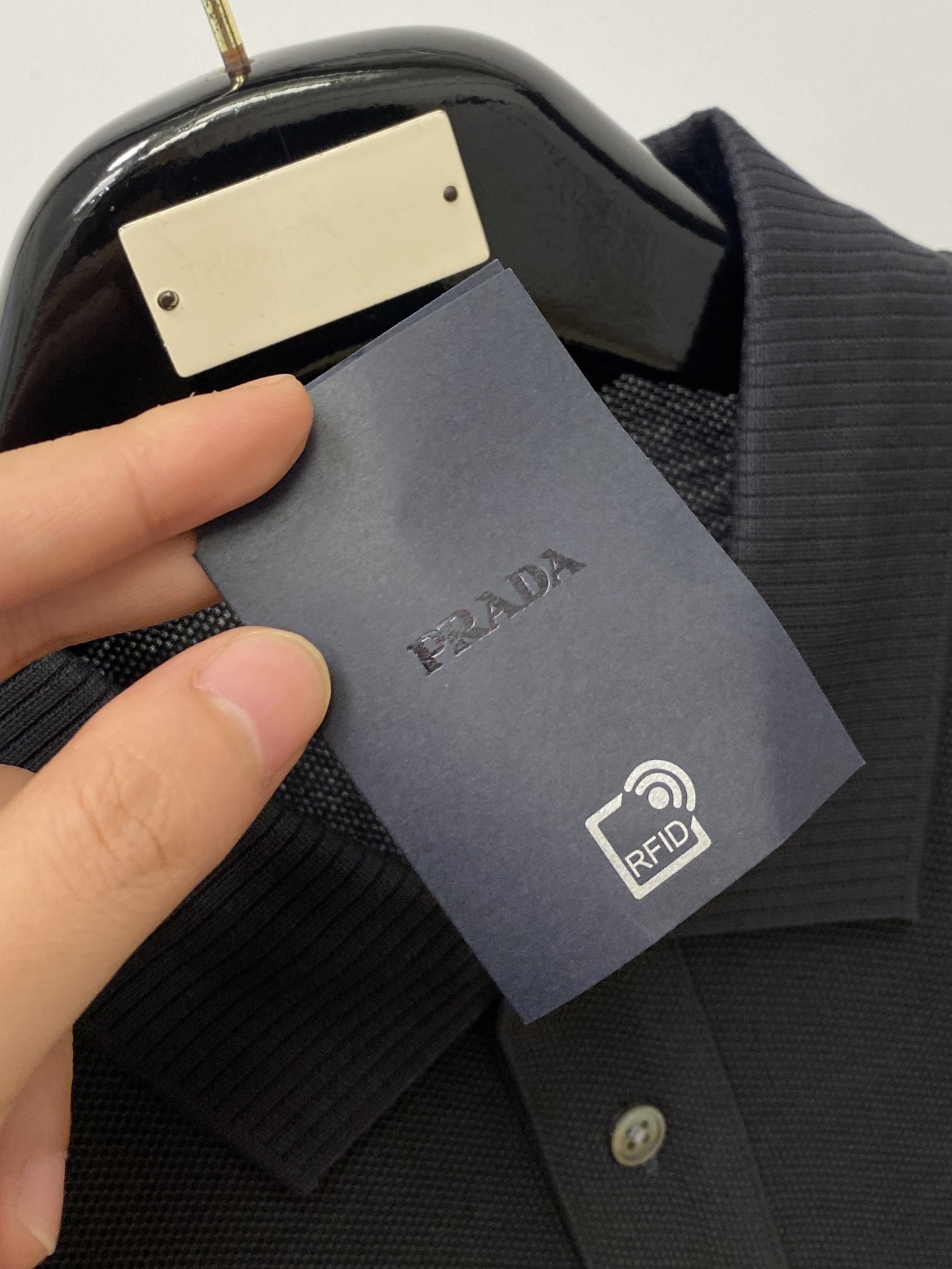 普拉达、2026新品短袖T恤，帅气时尚，胸前精致刺绣图案字母logo，简约百搭款。面料棉 不仅挺括，保持潮流的廓形，又穿