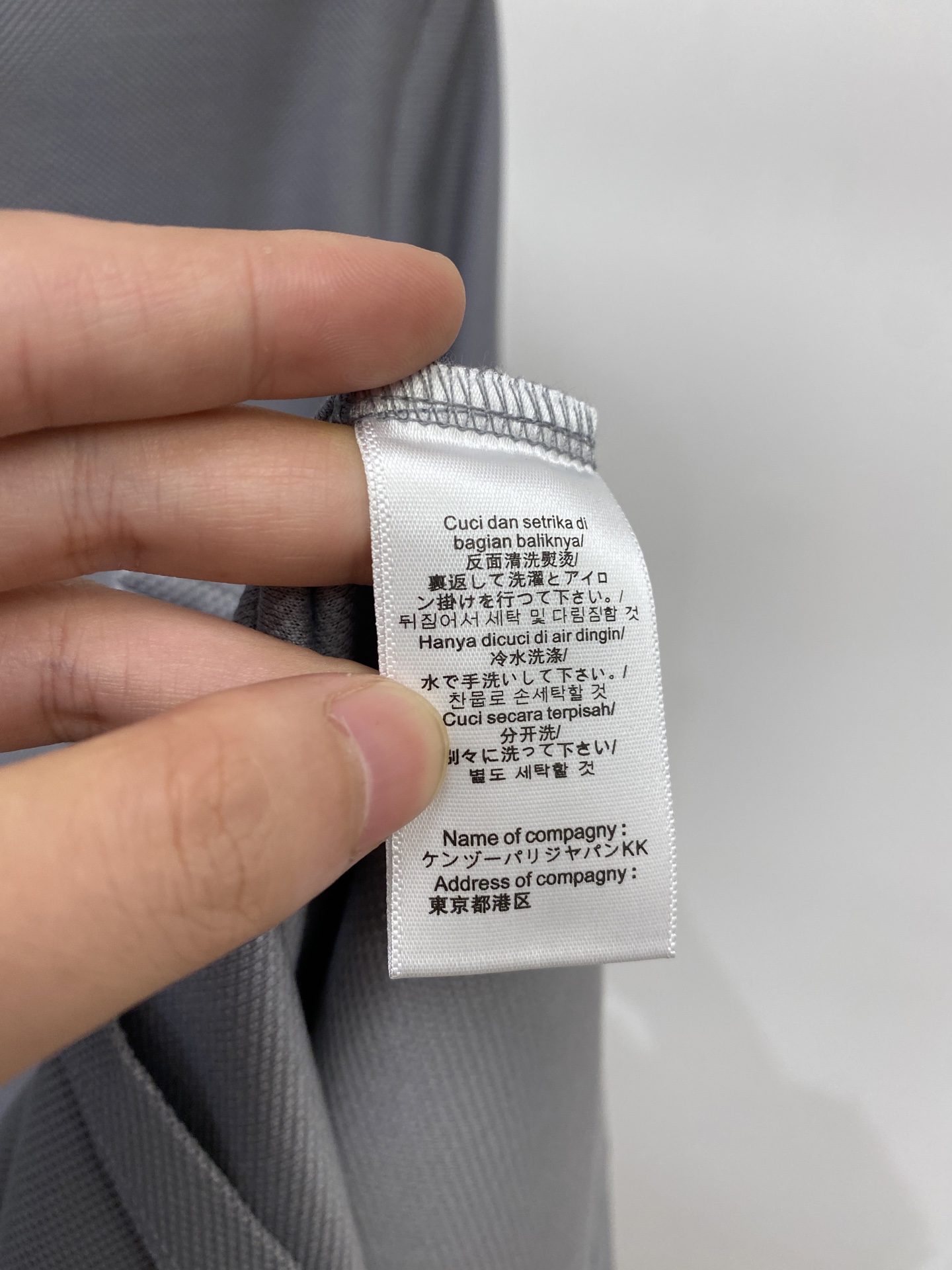 普拉达、2026新品短袖T恤，帅气时尚，胸前精致刺绣图案字母logo，简约百搭款。面料棉 不仅挺括，保持潮流的廓形，又穿