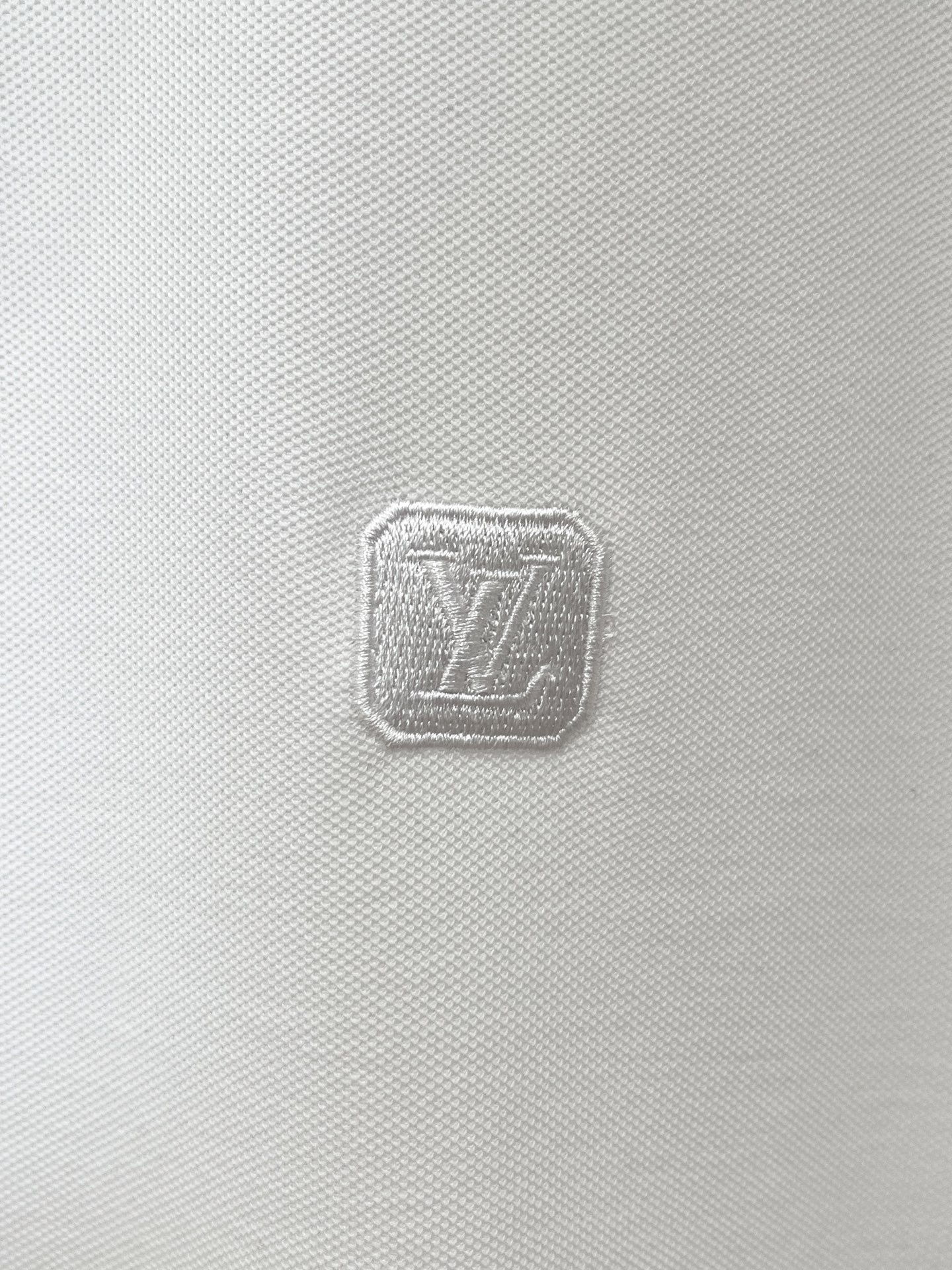 路易威登、2026新品短袖T恤，帅气时尚，胸前精致刺绣字母logo，简约百搭款。面料棉 不仅挺括，保持潮流的廓形，又穿着