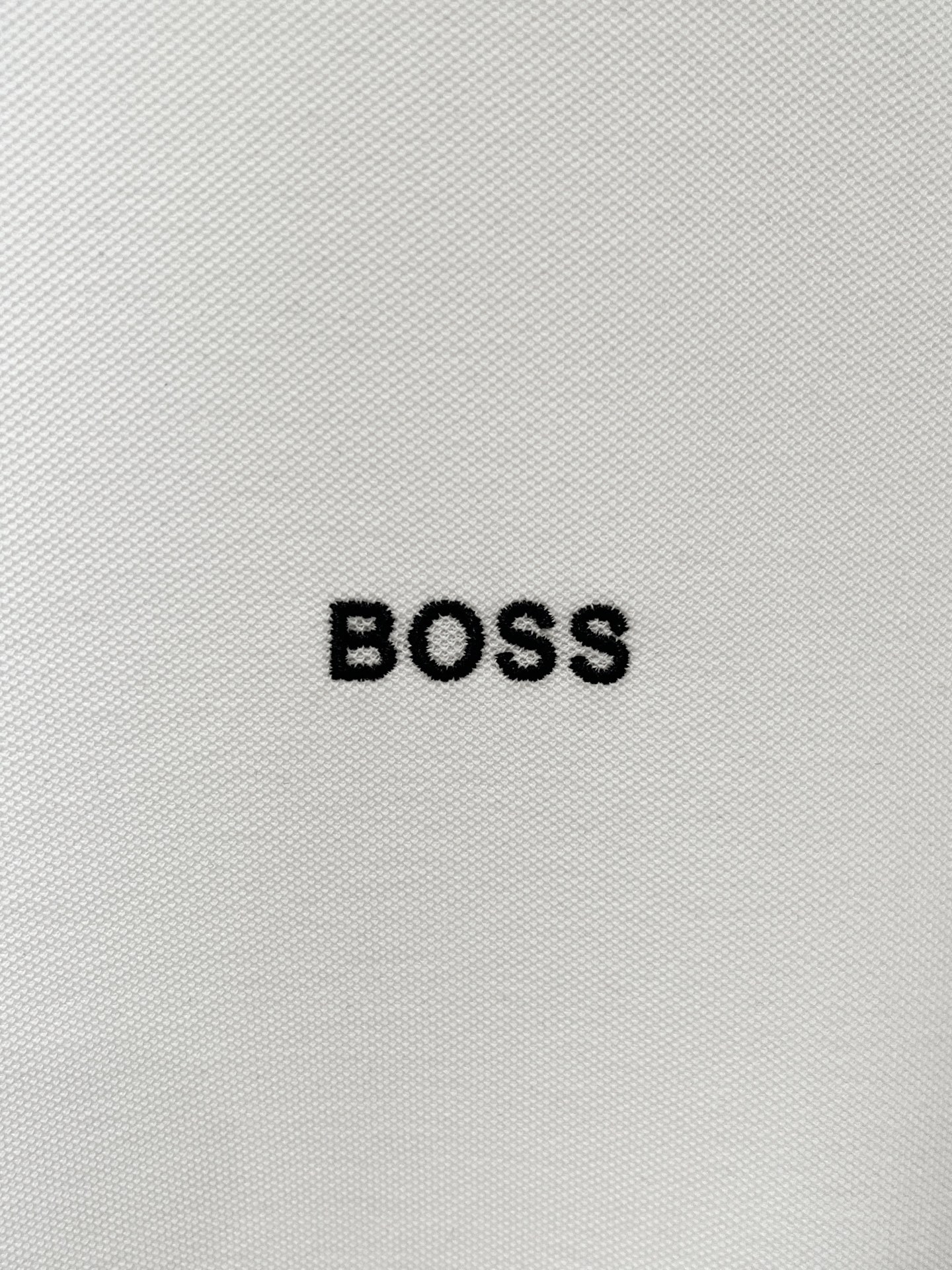 BOSS、2026新品短袖T恤，帅气时尚，简约百搭款。胸前精致刺绣字母logo，面料棉 不仅挺括，保持潮流的廓形，又穿着