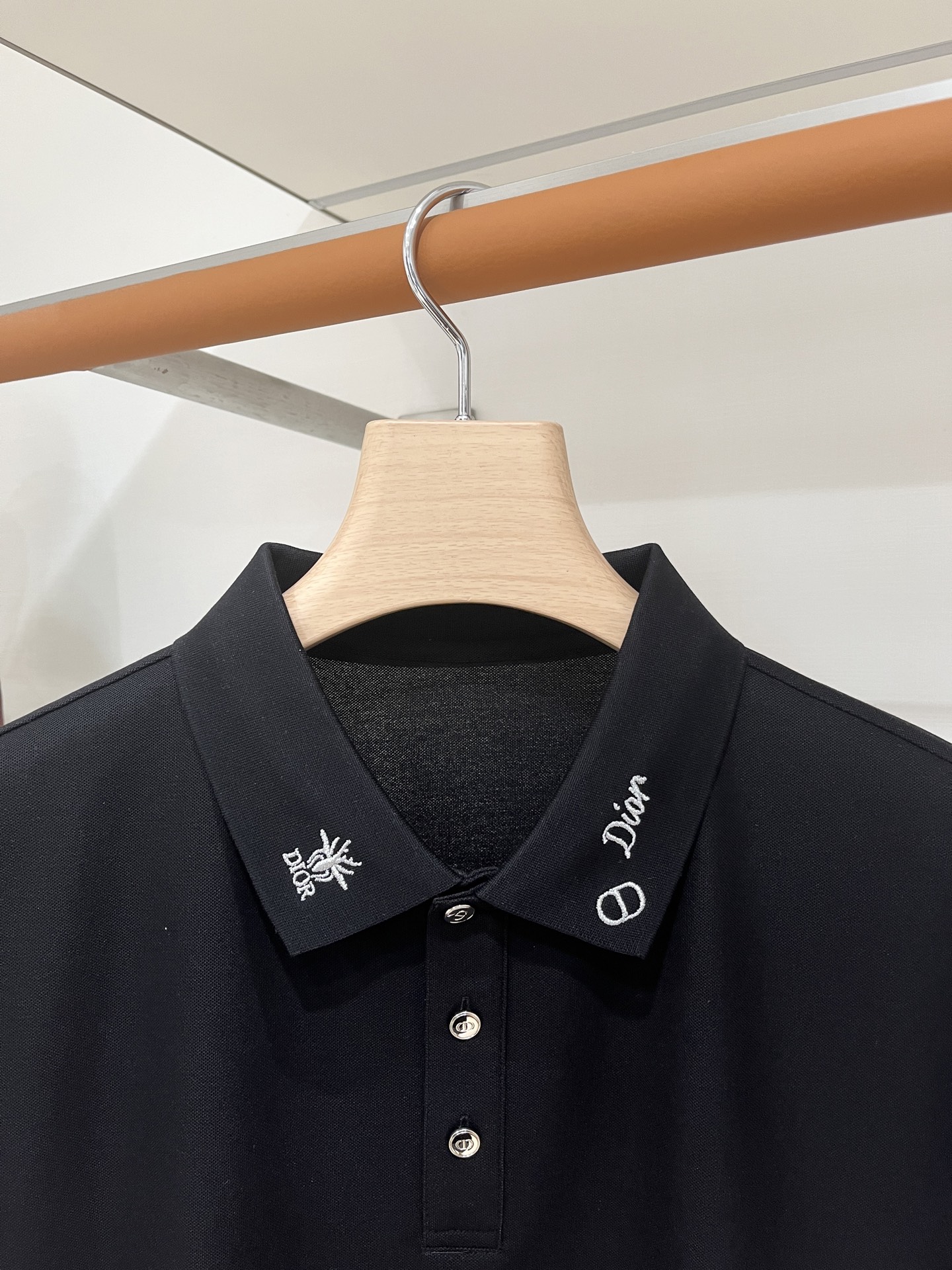 迪奥、2026新品短袖T恤，帅气时尚，领口精致刺绣图案logo，简约百搭款。面料棉 不仅挺括，保持潮流的廓形，又穿着舒适