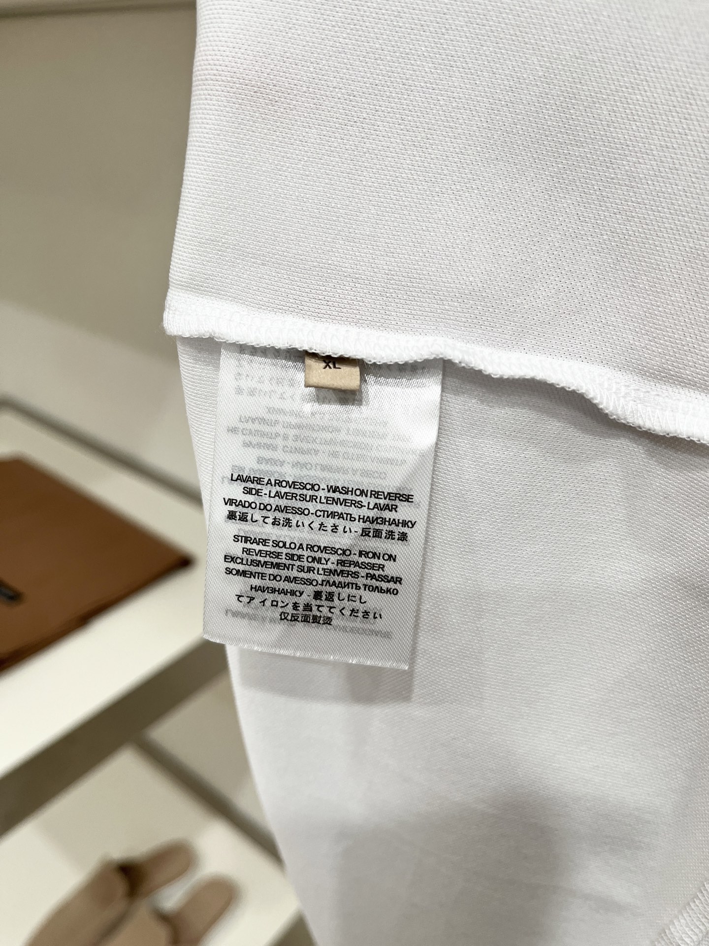 YSL 圣罗兰、2026新品短袖T恤，帅气时尚，简约百搭款。胸前精致刺绣字母logo，面料棉 不仅挺括，保持潮流的廓形，