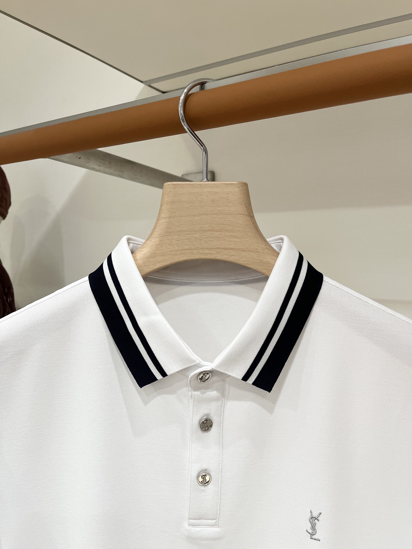 YSL 圣罗兰、2026新品短袖T恤，帅气时尚，简约百搭款。胸前精致刺绣字母logo，面料棉 不仅挺括，保持潮流的廓形，