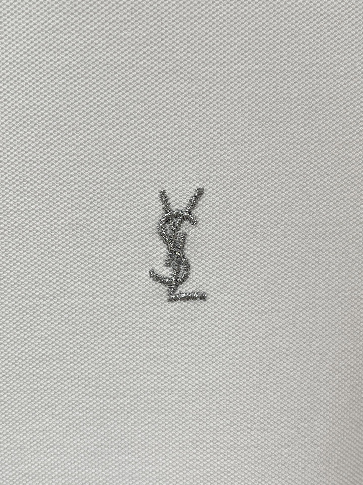 YSL 圣罗兰、2026新品短袖T恤，帅气时尚，简约百搭款。胸前精致刺绣字母logo，面料棉 不仅挺括，保持潮流的廓形，