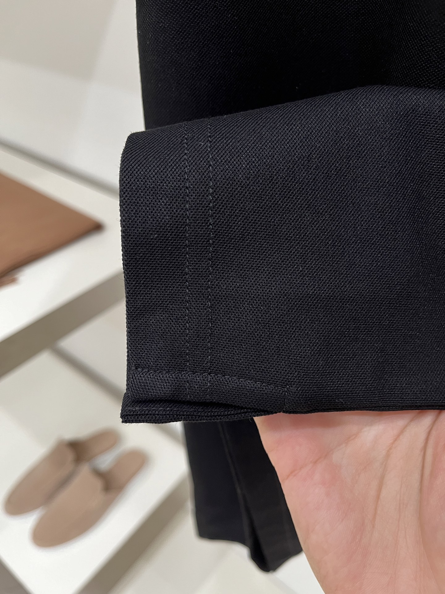 YSL 圣罗兰、2026新品短袖T恤，帅气时尚，简约百搭款。胸前精致刺绣字母logo，面料棉 不仅挺括，保持潮流的廓形，