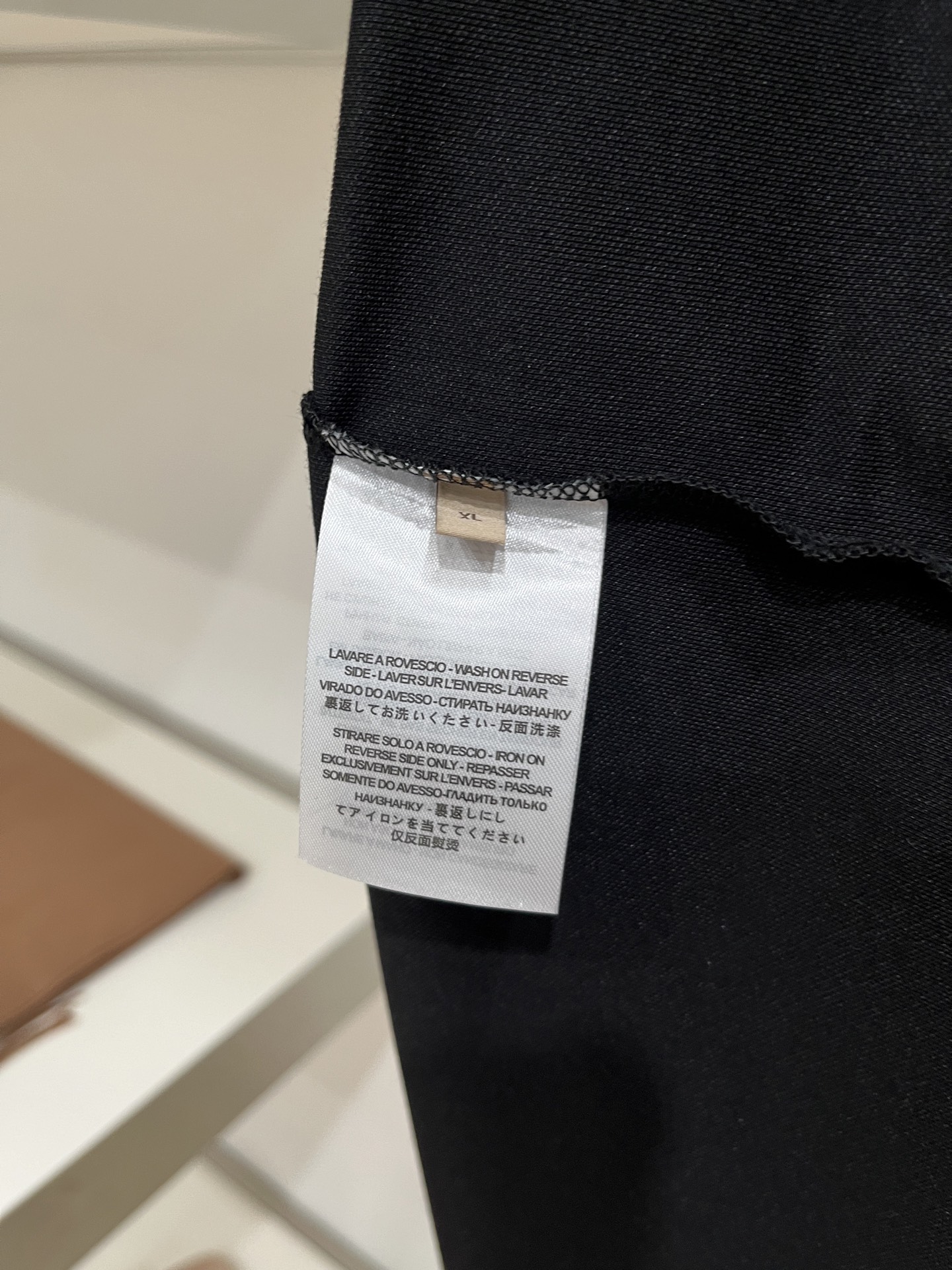 YSL 圣罗兰、2026新品短袖T恤，帅气时尚，简约百搭款。胸前精致刺绣字母logo，面料棉 不仅挺括，保持潮流的廓形，