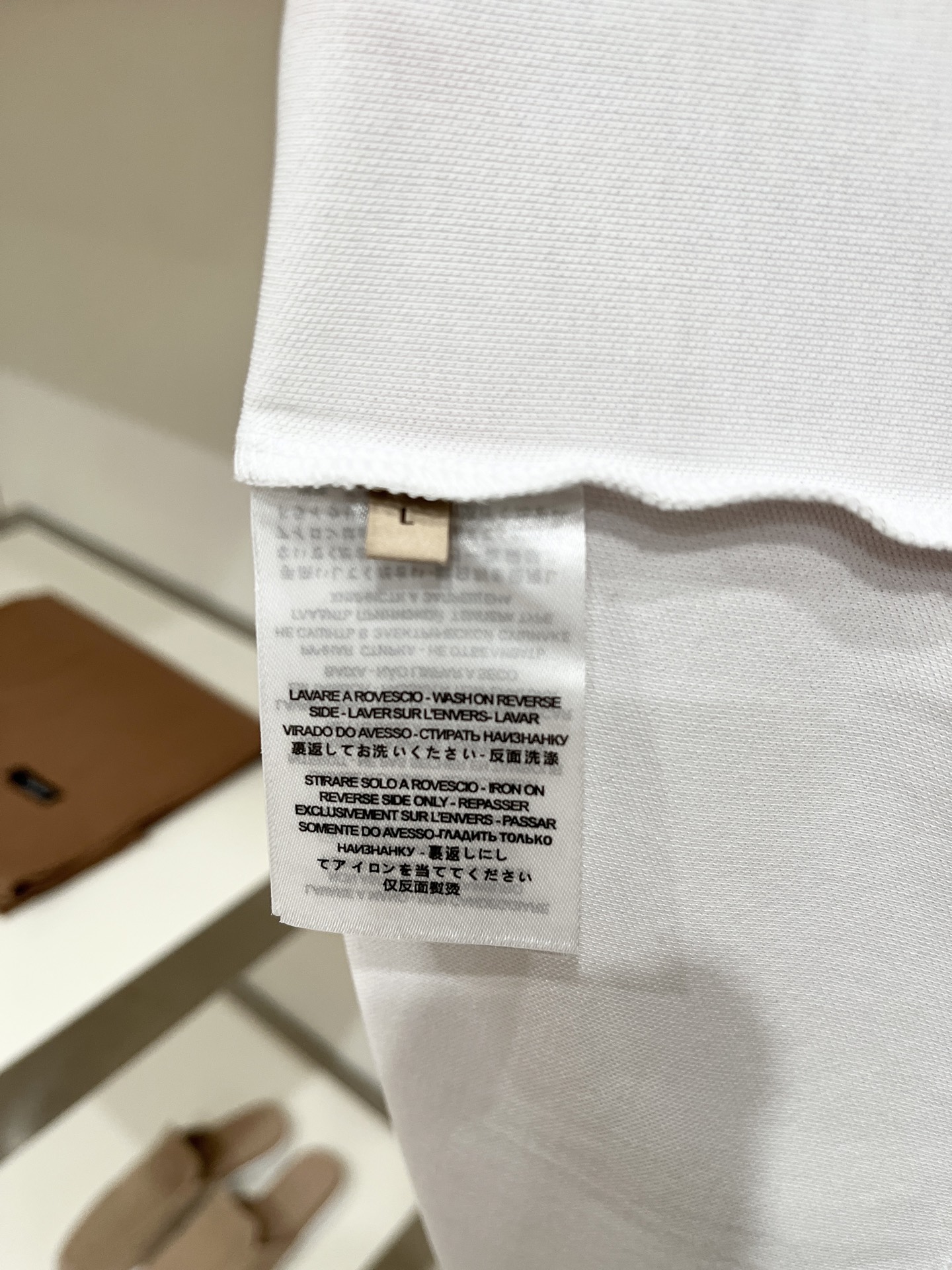 古奇、2026新品短袖T恤，帅气时尚，简约百搭款。胸前精致刺绣字母logo，面料棉 不仅挺括，保持潮流的廓形，又穿着舒适
