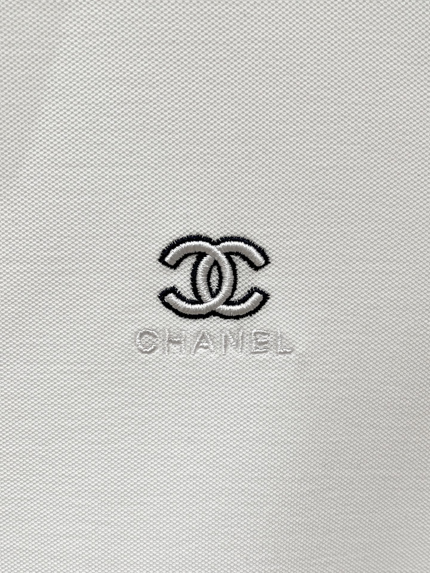 CHANEL香奈儿、2026新品短袖T恤，帅气时尚，简约百搭款。胸前精致刺绣图案字母logo，面料棉 不仅挺括，保持潮流