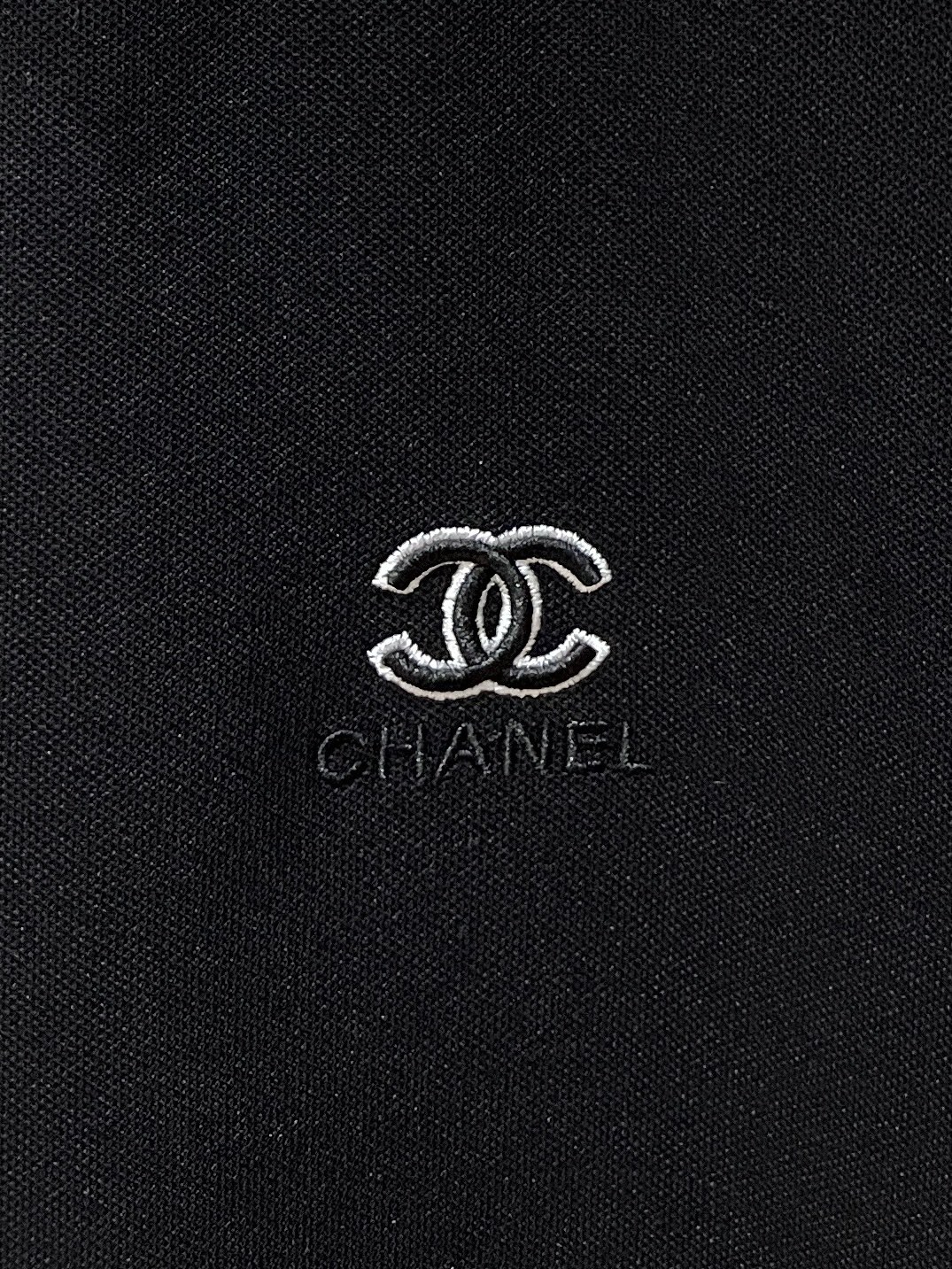 CHANEL香奈儿、2026新品短袖T恤，帅气时尚，简约百搭款。胸前精致刺绣图案字母logo，面料棉 不仅挺括，保持潮流