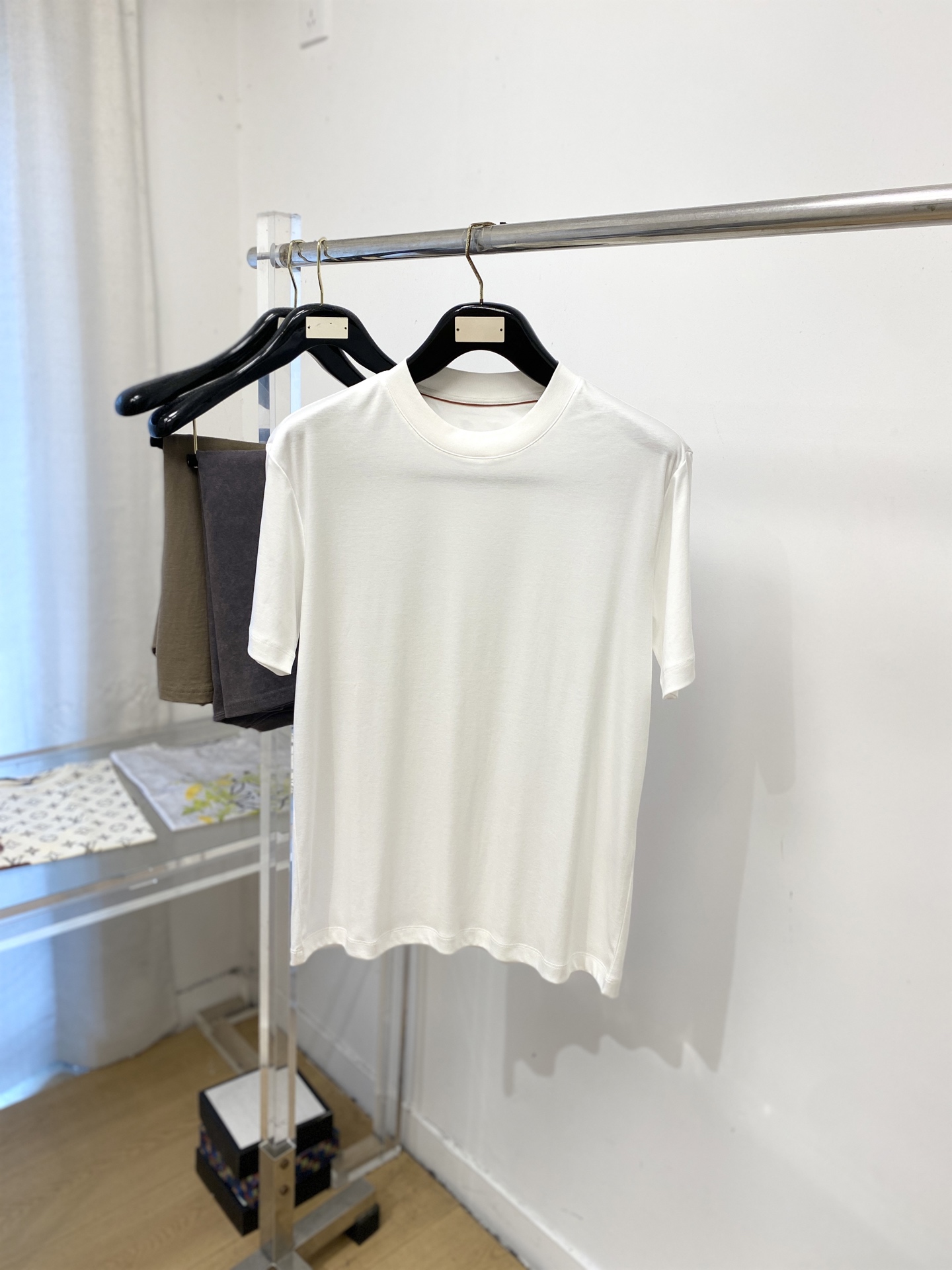 NO:928566,LP, 2026 new short-sleeved T-shirt, handsome and fashionable, exquisite embroidered letter logo on the back, simple and versatile. The fabric cotton is not only crisp and maintains the trendy silhouette, but also comfortable to wear, the yarn is more delicate, the size is M-3XL, loro piana, T-shirt, tees, t-shirt,19860909LP、2026新品短袖T恤,帅气时尚,后背精致刺绣字母logo,简约百搭款.面料棉 不仅挺括,保持潮流的廓形,又穿着舒适,纱织更细腻、码数M-3XL,,loro piana,T-shirt,tees，t-shirt,,Men's clothing