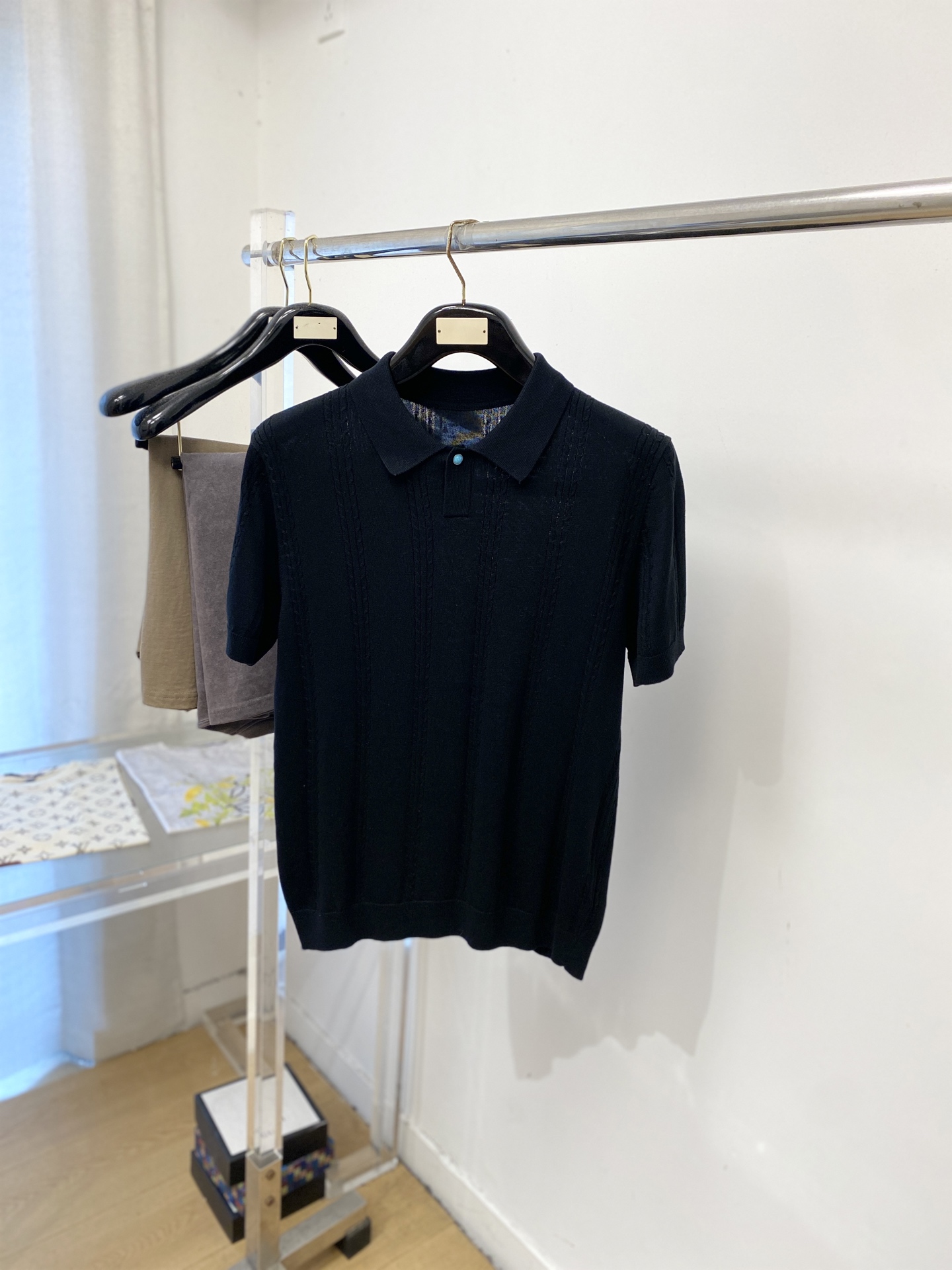 NO:928607,LP, 2026 new short-sleeved T-shirt, handsome and fashionable, simple and versatile. The knitted fabric is not only crisp and maintains the trendy silhouette, but also comfortable to wear, the yarn is more delicate, the size is S-2XL, loro piana, T-shirt, tees, t-shirt,19860909LP、2026新品短袖T恤,帅气时尚,简约百搭款.面料针织 不仅挺括,保持潮流的廓形,又穿着舒适,纱织更细腻、码数S-2XL,,loro piana,T-shirt,tees，t-shirt,,Men's clothing