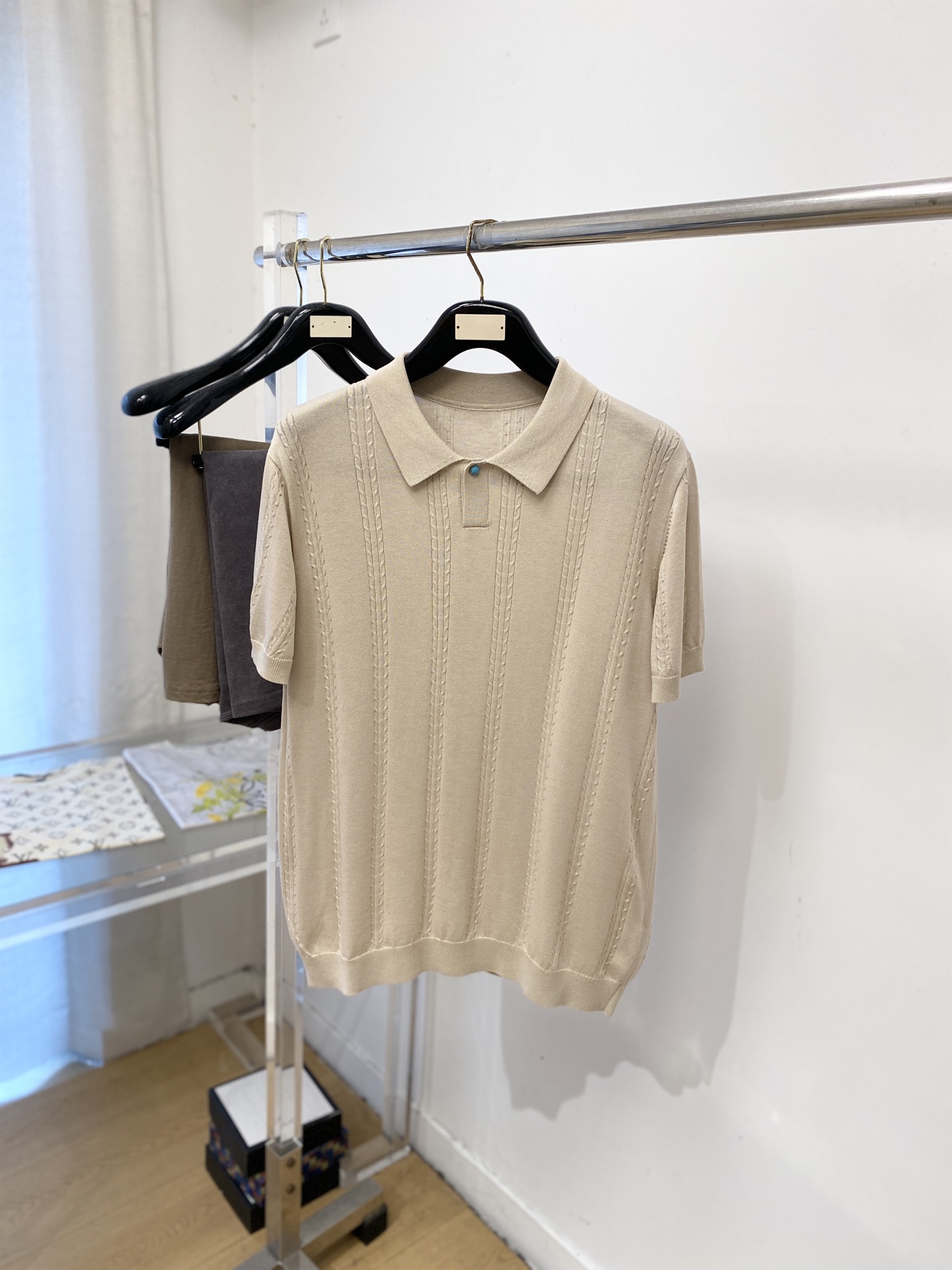 NO:928618,LP, 2026 new short-sleeved T-shirt, handsome and fashionable, simple and versatile. The knitted fabric is not only crisp and maintains the trendy silhouette, but also comfortable to wear, the yarn is more delicate, the size is S-2XL, loro piana, T-shirt, tees, t-shirt,19860909LP、2026新品短袖T恤,帅气时尚,简约百搭款.面料针织 不仅挺括,保持潮流的廓形,又穿着舒适,纱织更细腻、码数S-2XL,,loro piana,T-shirt,tees，t-shirt,,Men's clothing