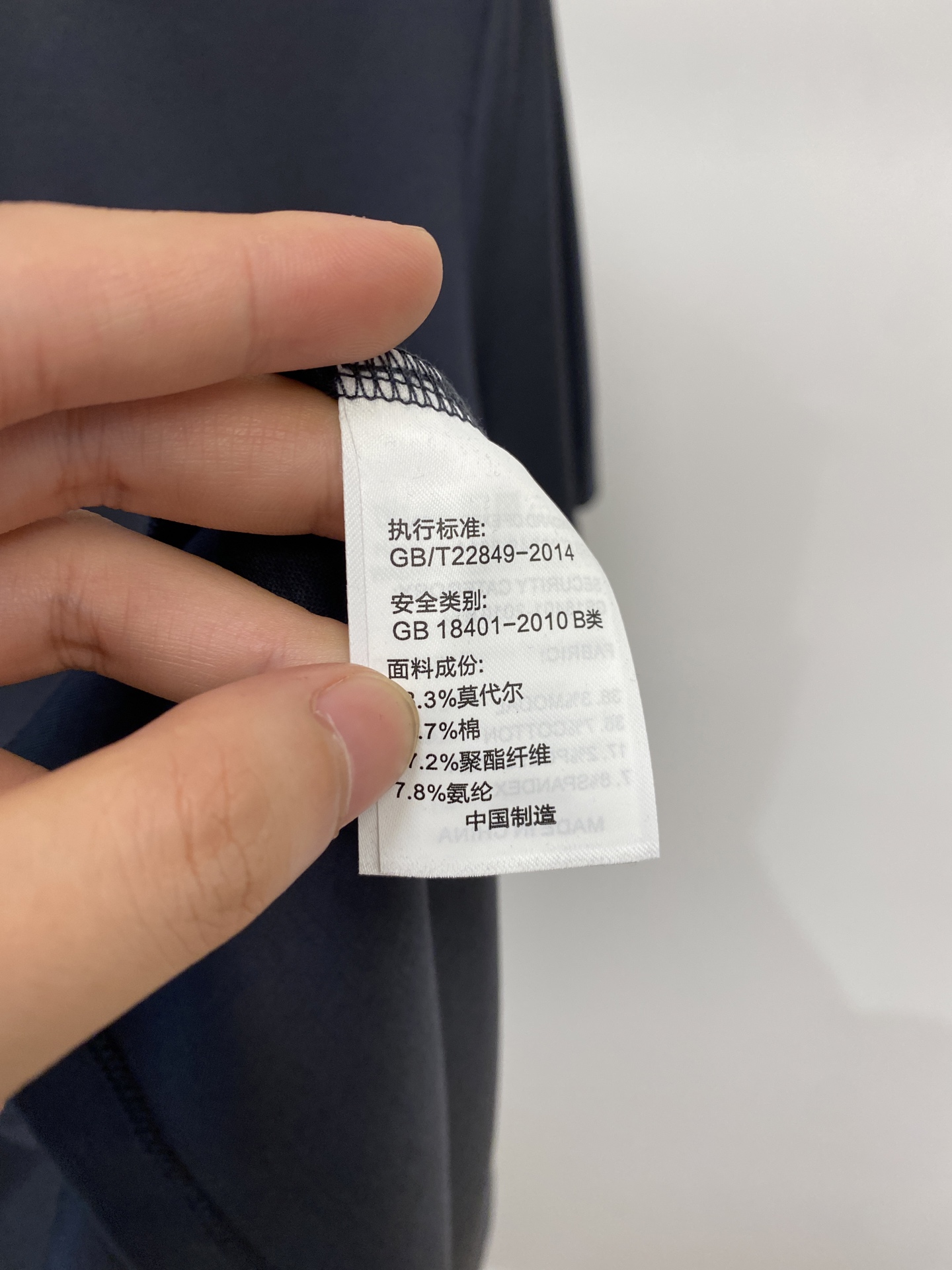 普拉达、2026新品短袖T恤，帅气时尚，胸前精致刺绣图案字母logo，简约百搭款。面料棉 不仅挺括，保持