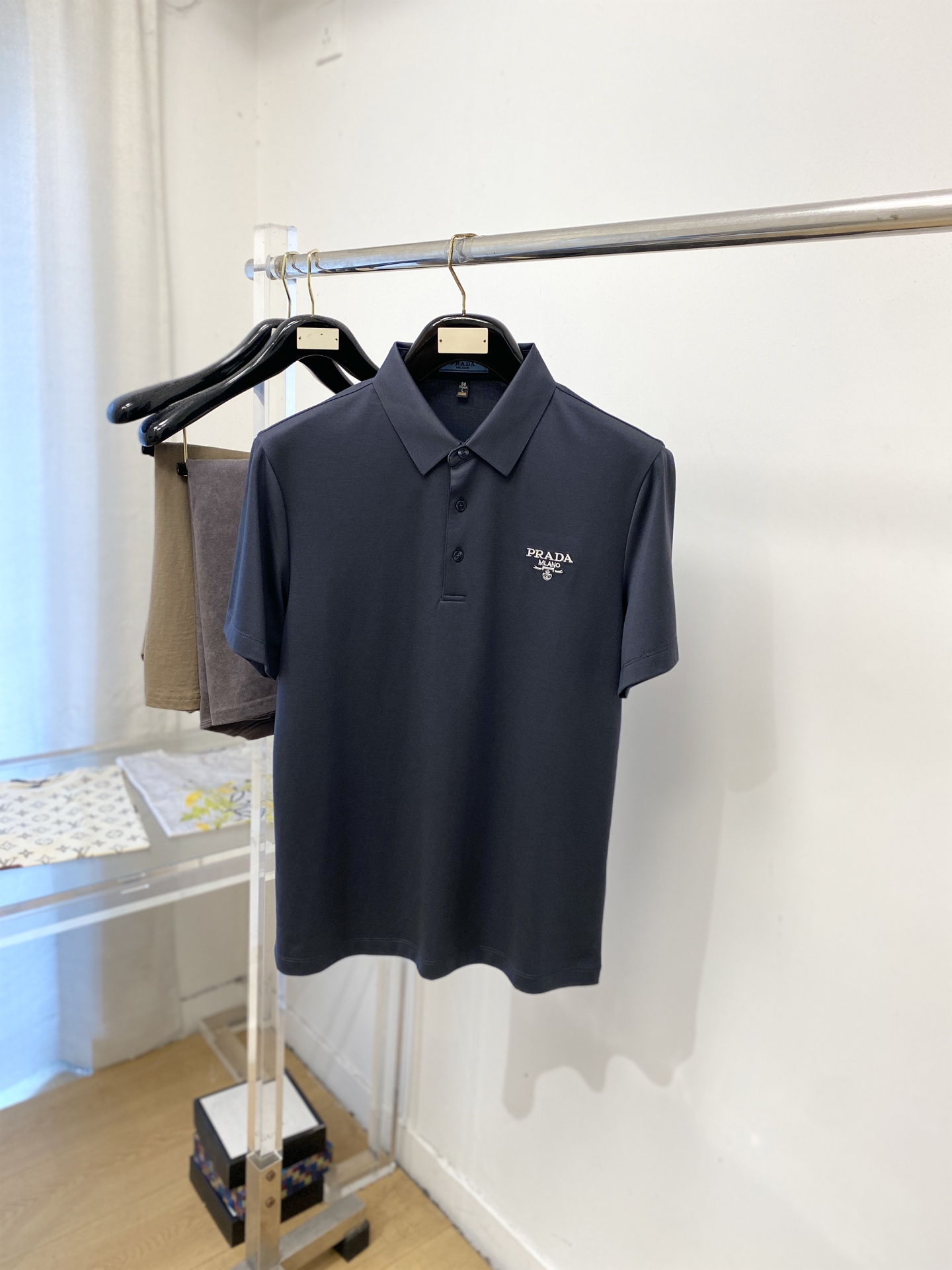 NO:928649,Prada, 2026 new short-sleeved T-shirt, handsome and fashionable, exquisite embroidery pattern letter logo on the chest, simple and versatile. The fabric cotton is not only crisp and maintains the trendy silhouette, but also comfortable to wear, the yarn is more delicate, the size is M-4XL,, prada, T-shirt, tees, t-shirt,19860909普拉达、2026新品短袖T恤,帅气时尚,胸前精致刺绣图案字母logo,简约百搭款.面料棉 不仅挺括,保持潮流的廓形,又穿着舒适,纱织更细腻、码数M-4XL,,prada,T-shirt,tees，t-shirt,,Men's clothing