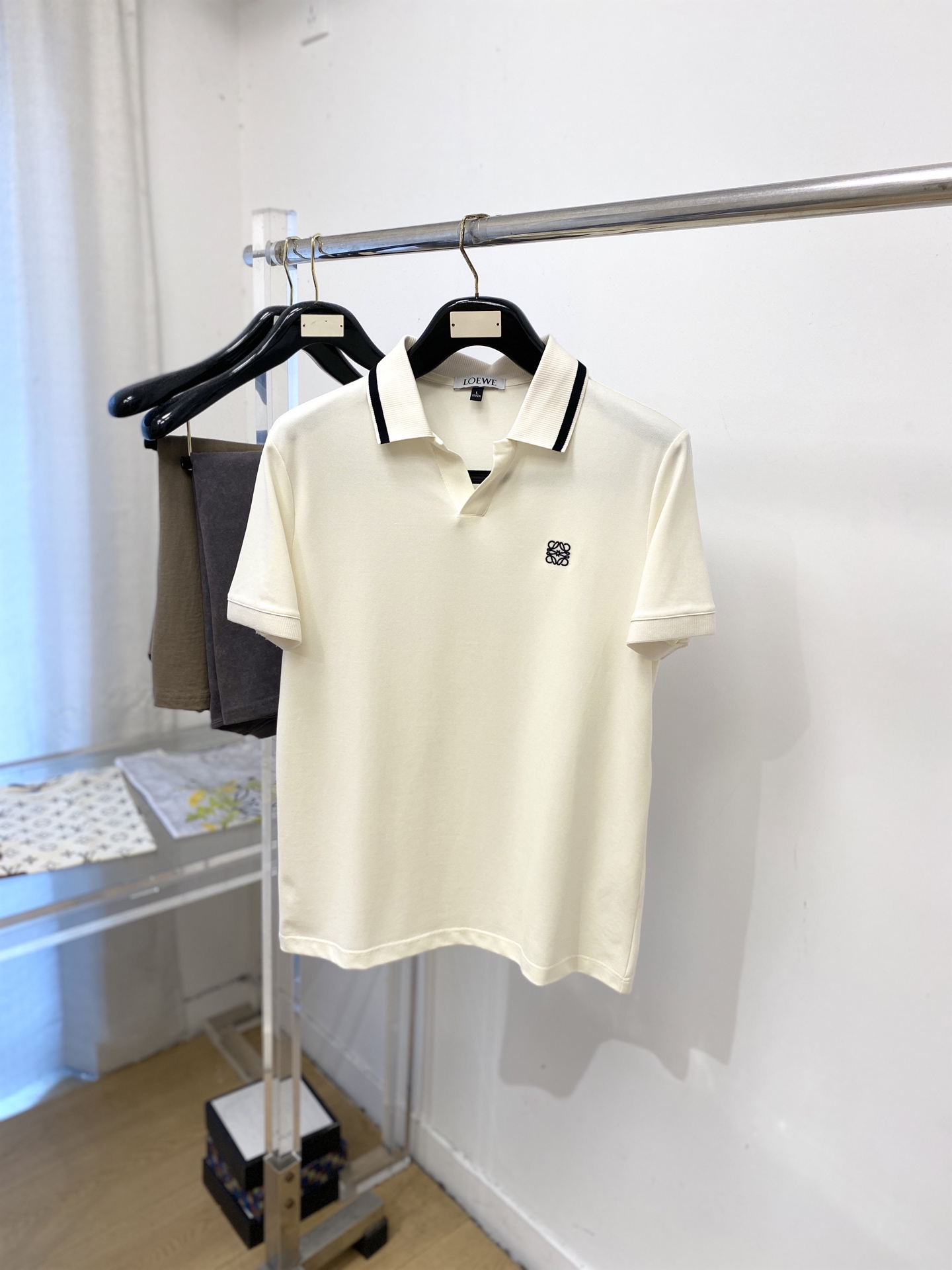 NO:928555,Loewe, 2026 new short-sleeved T-shirt, handsome and fashionable, with exquisite embroidered logo on the chest, simple and versatile. The fabric cotton is not only crisp and maintains the trendy silhouette, but also comfortable to wear, the yarn is more delicate, the size is M-4XL,, loewe, T-shirt, tees, t-shirt,19860909罗意威、2026新品短袖T恤,帅气时尚,胸前精致刺绣图案logo,简约百搭款.面料棉 不仅挺括,保持潮流的廓形,又穿着舒适,纱织更细腻、码数M-4XL,,loewe,T-shirt,tees，t-shirt,,Men's clothing