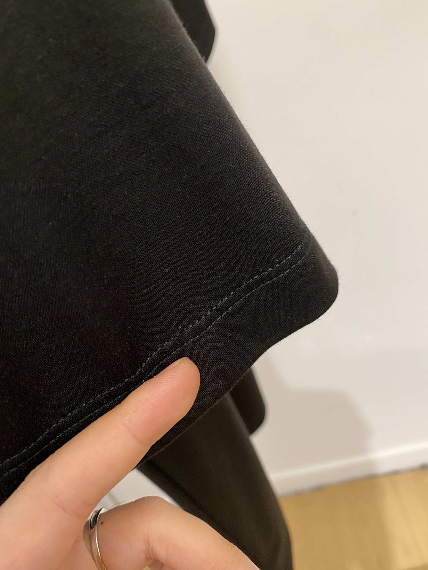 Loro piana、2026新品短袖T恤，帅气时尚，胸前精致刺绣图案字母logo，简约百搭款。面料棉 