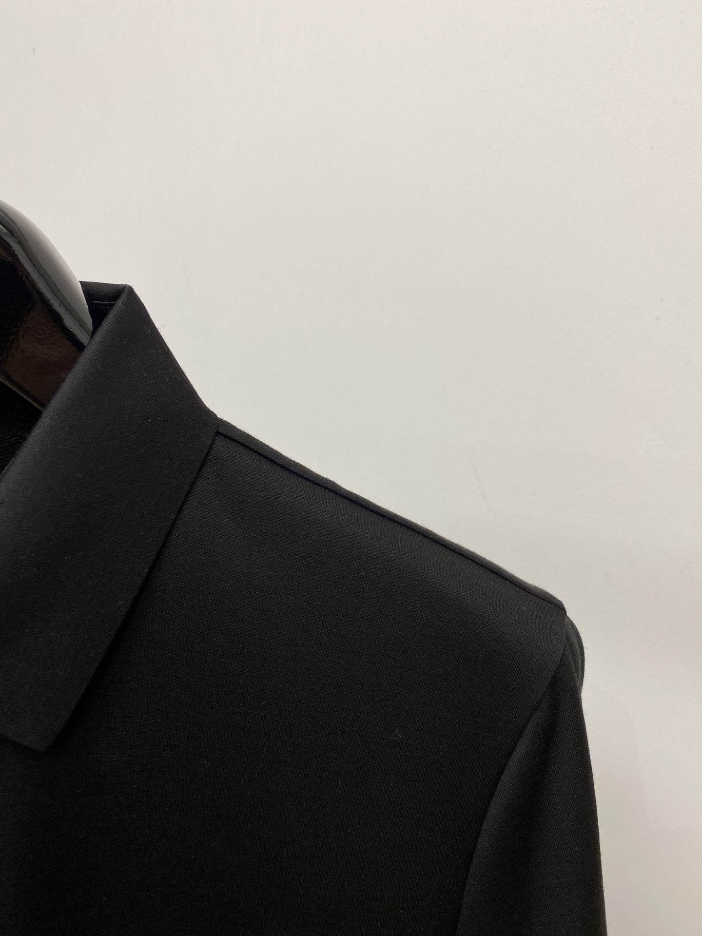 Loro piana、2026新品短袖T恤，帅气时尚，胸前精致刺绣图案字母logo，简约百搭款。面料棉 