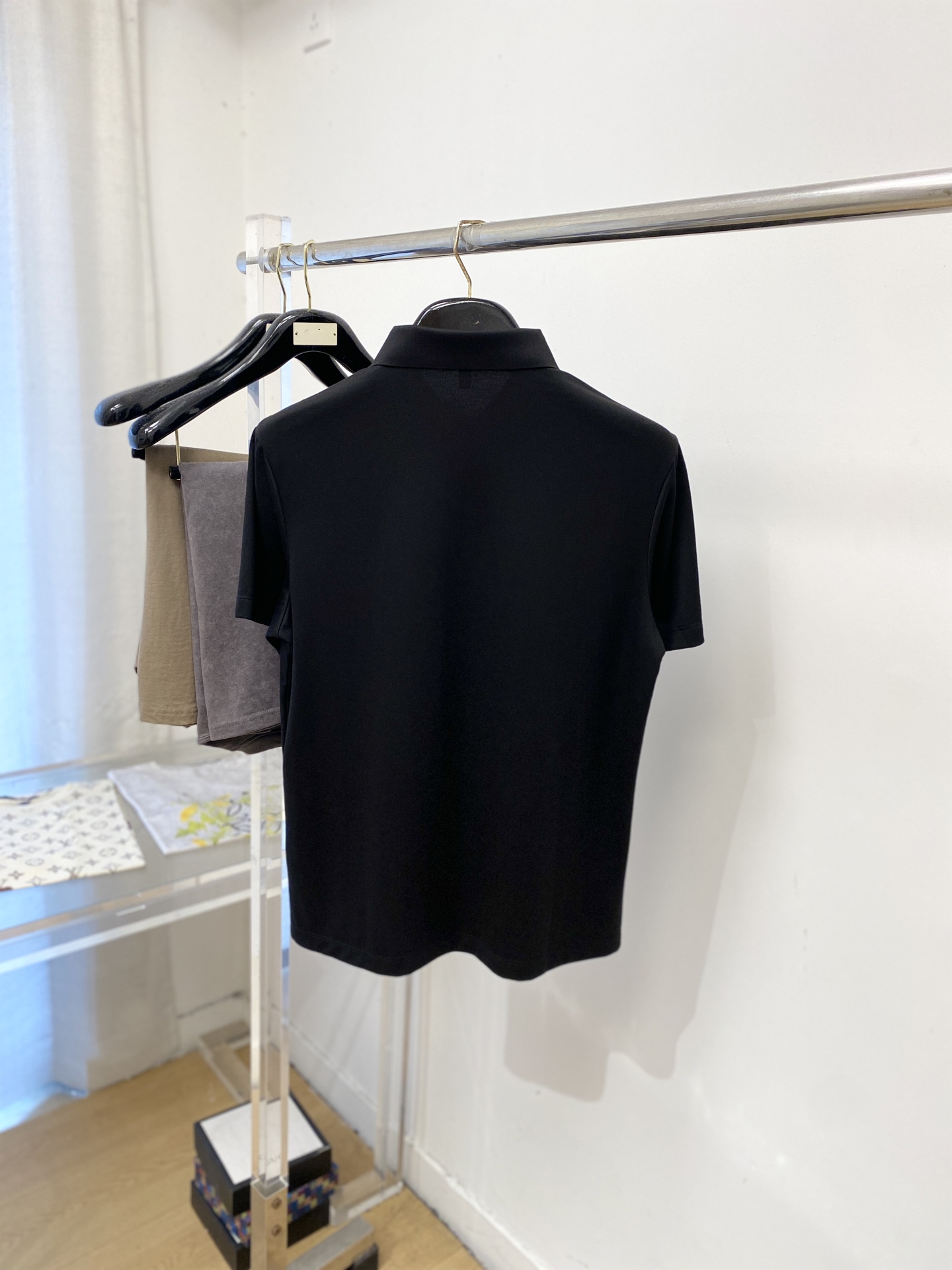 Loro piana、2026新品短袖T恤，帅气时尚，胸前精致刺绣图案字母logo，简约百搭款。面料棉 