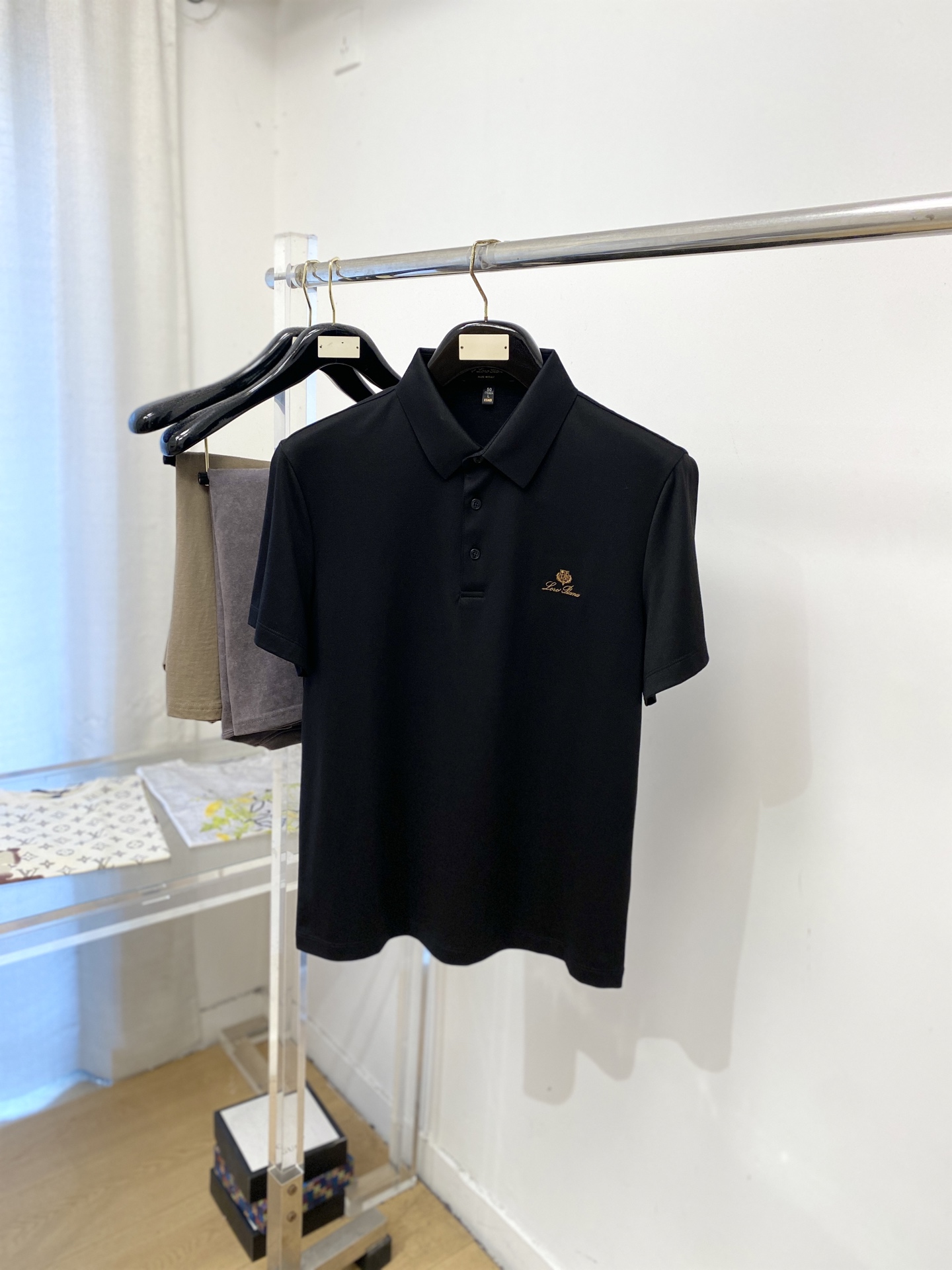 Loro piana、2026新品短袖T恤，帅气时尚，胸前精致刺绣图案字母logo，简约百搭款。面料棉 