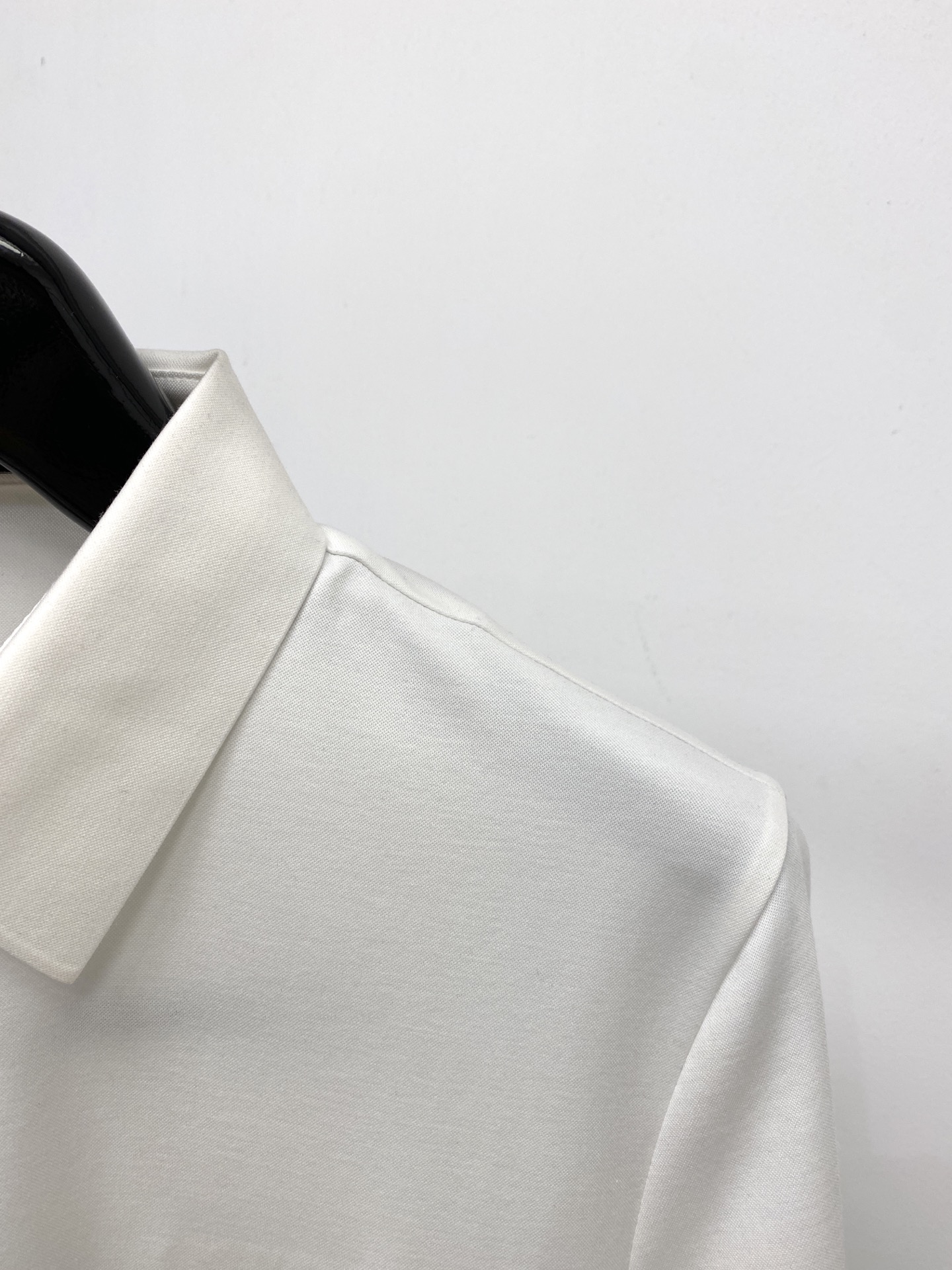 Loro piana、2026新品短袖T恤，帅气时尚，胸前精致刺绣图案字母logo，简约百搭款。面料棉 
