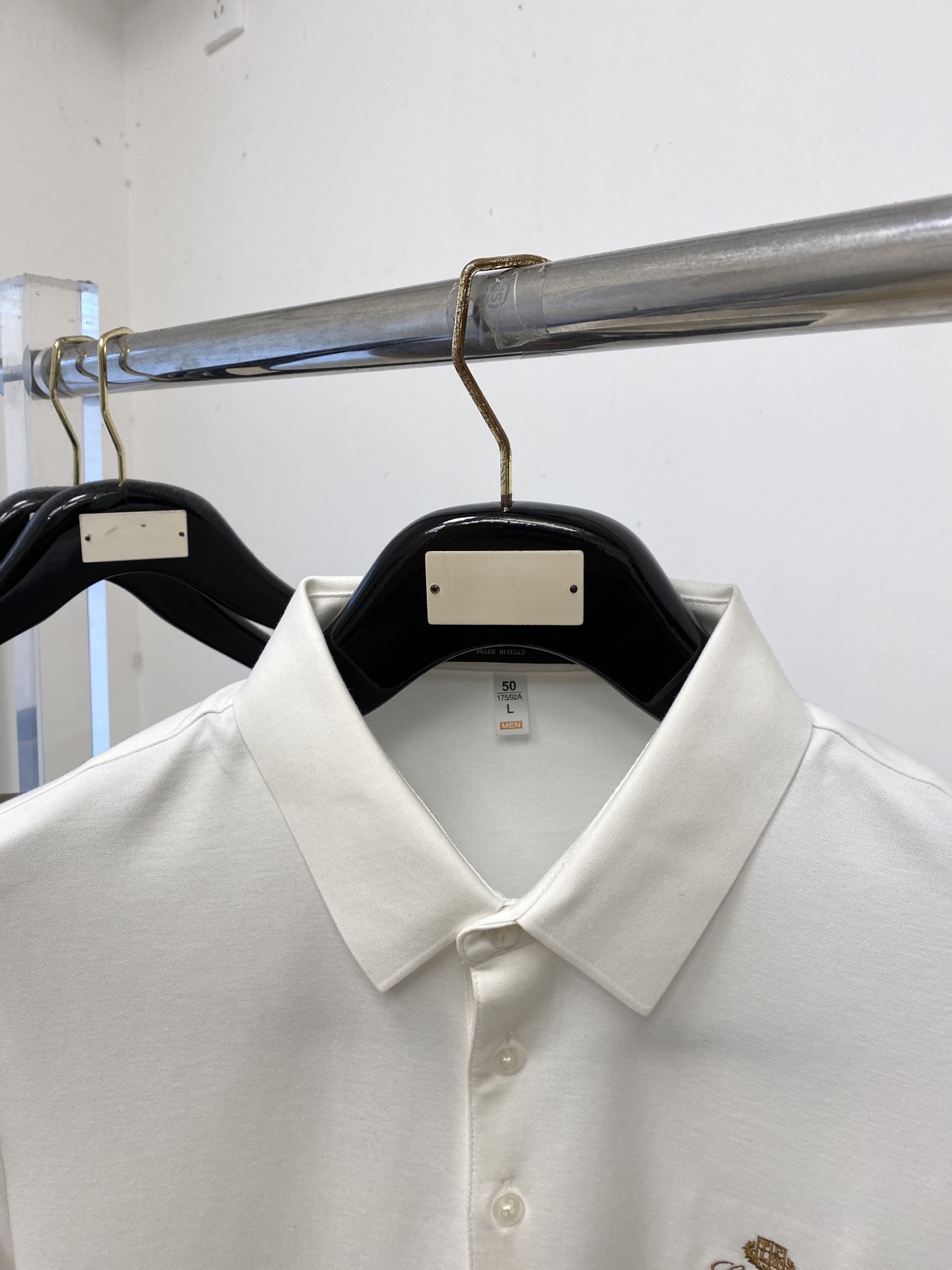 Loro piana、2026新品短袖T恤，帅气时尚，胸前精致刺绣图案字母logo，简约百搭款。面料棉 