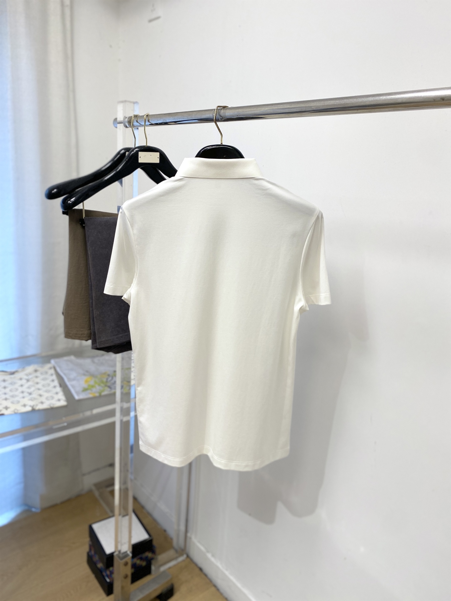 Loro piana、2026新品短袖T恤，帅气时尚，胸前精致刺绣图案字母logo，简约百搭款。面料棉 