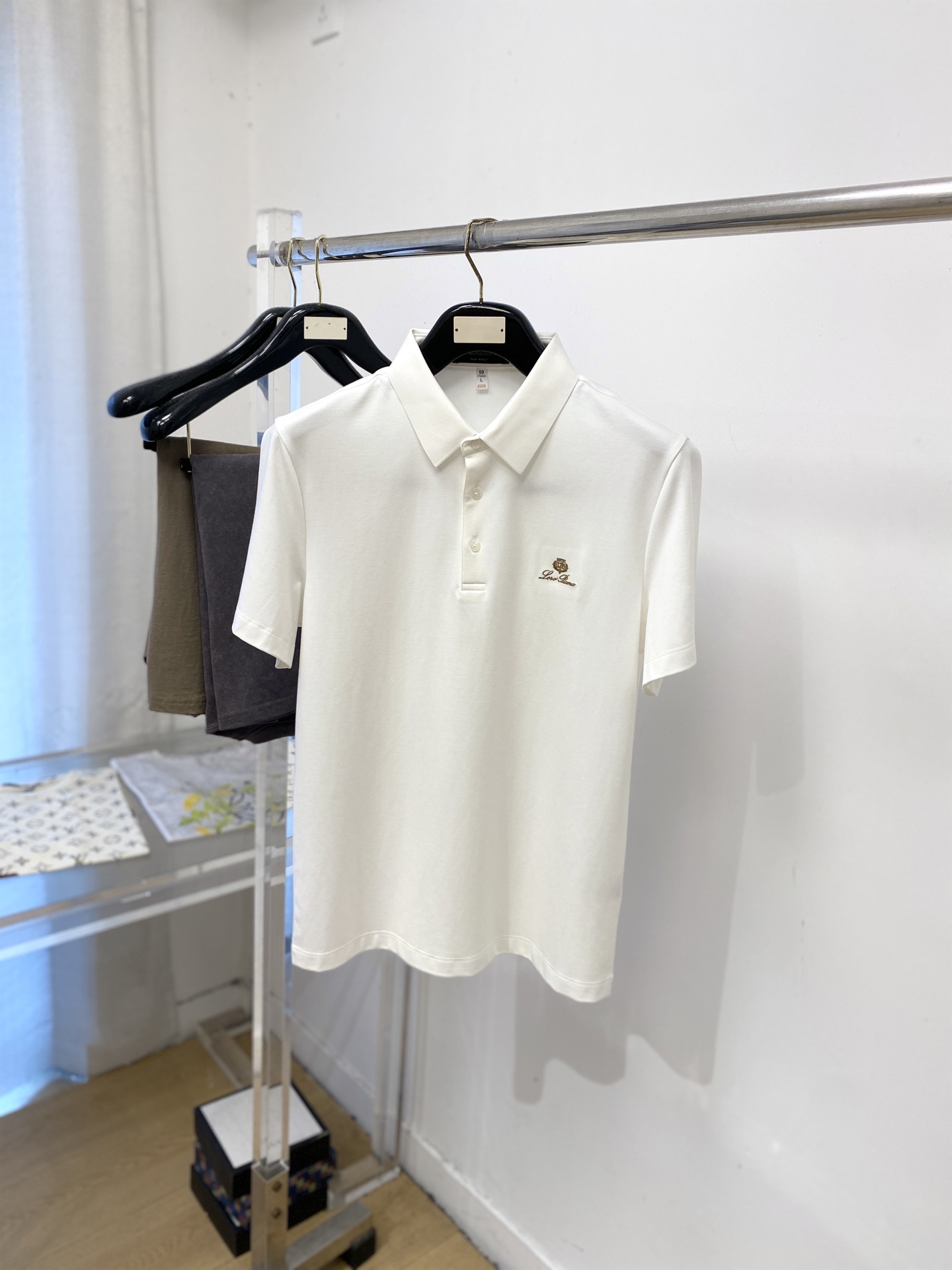 Loro piana、2026新品短袖T恤，帅气时尚，胸前精致刺绣图案字母logo，简约百搭款。面料棉 