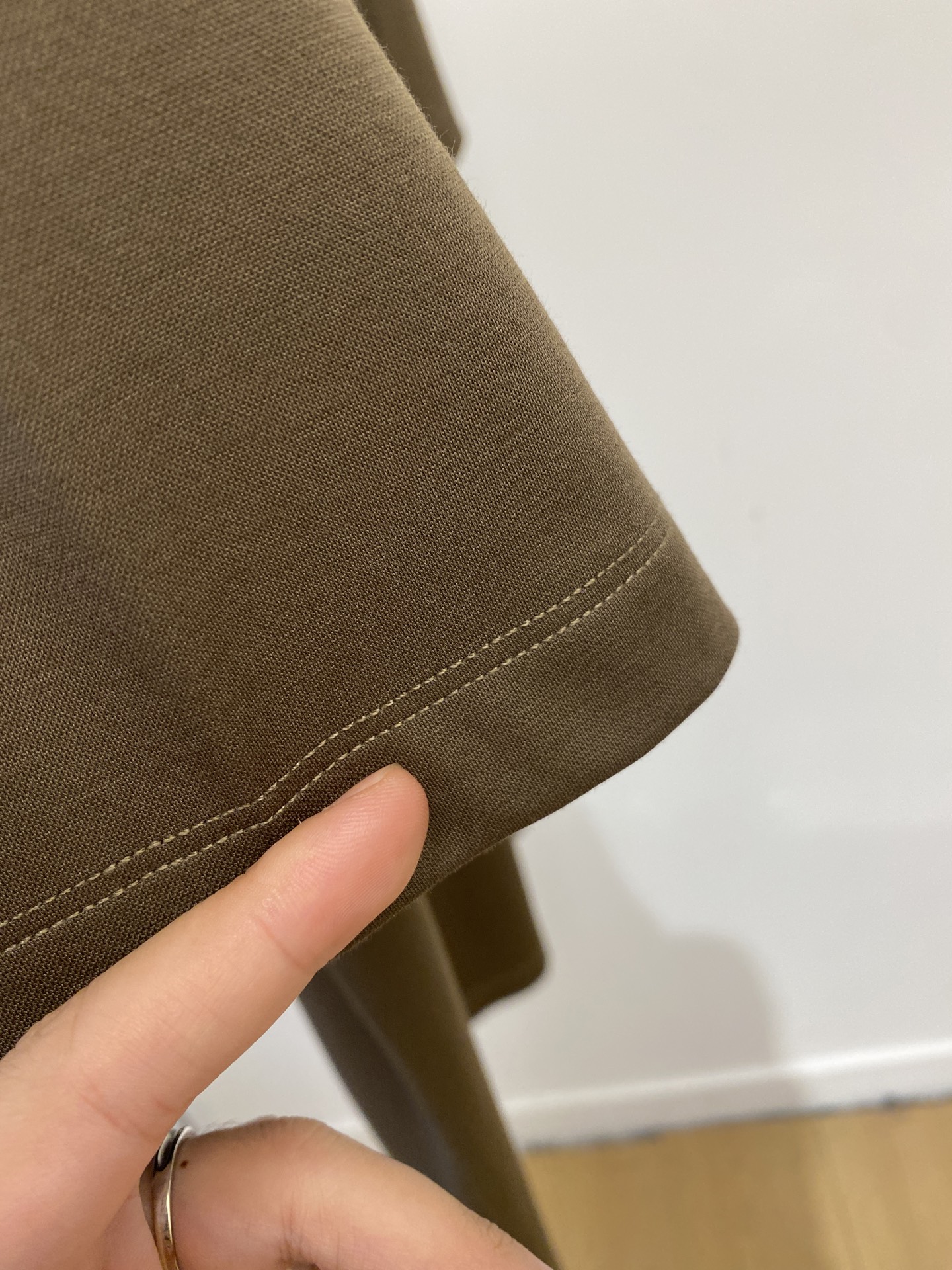 Loro piana、2026新品短袖T恤，帅气时尚，胸前精致刺绣图案字母logo，简约百搭款。面料棉 