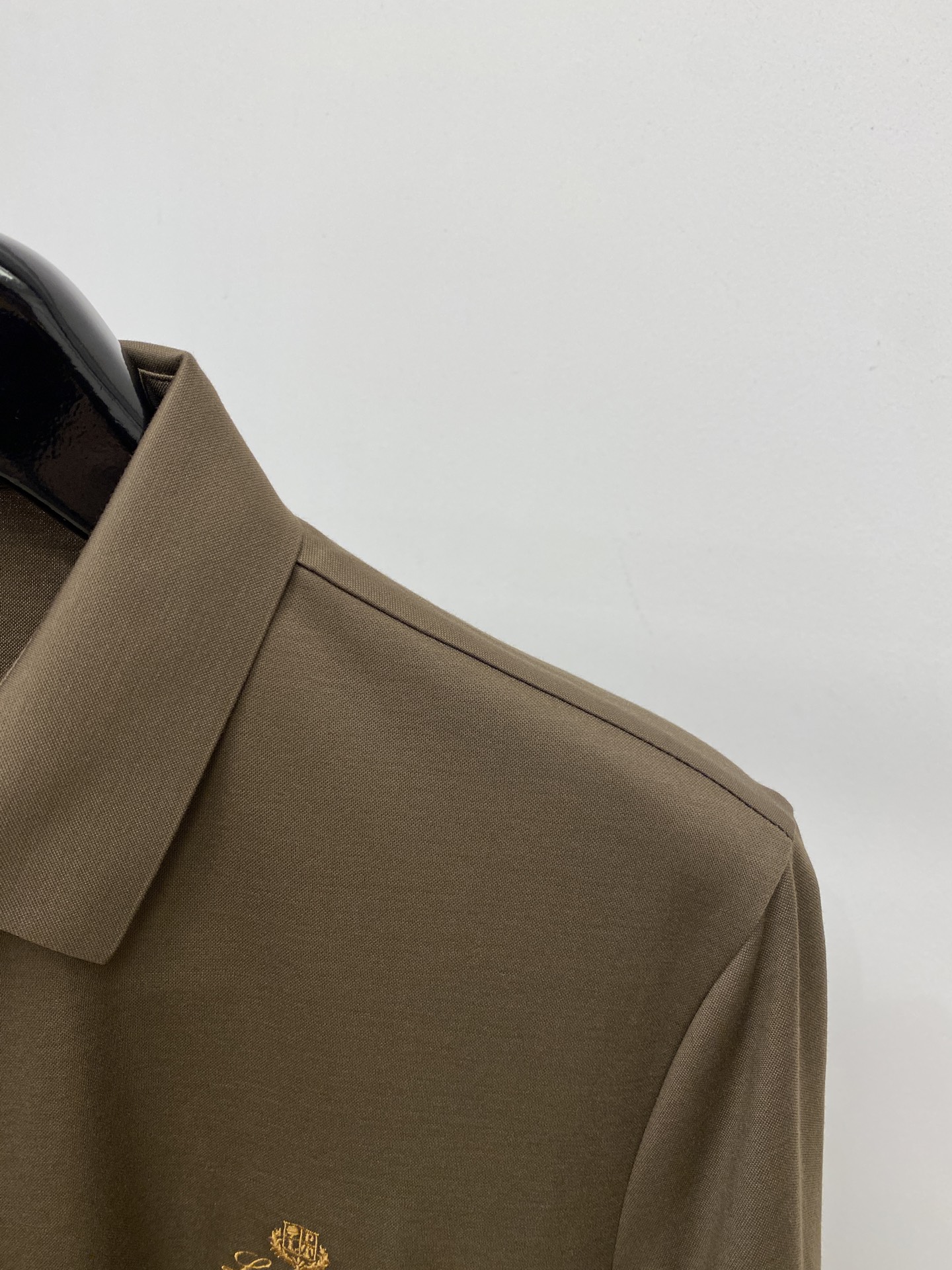 Loro piana、2026新品短袖T恤，帅气时尚，胸前精致刺绣图案字母logo，简约百搭款。面料棉 