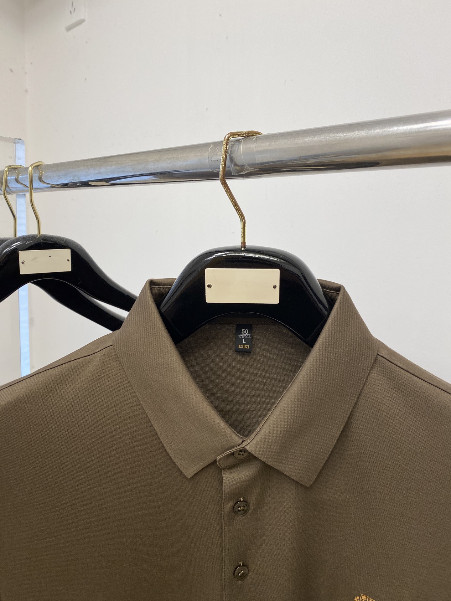 Loro piana、2026新品短袖T恤，帅气时尚，胸前精致刺绣图案字母logo，简约百搭款。面料棉 