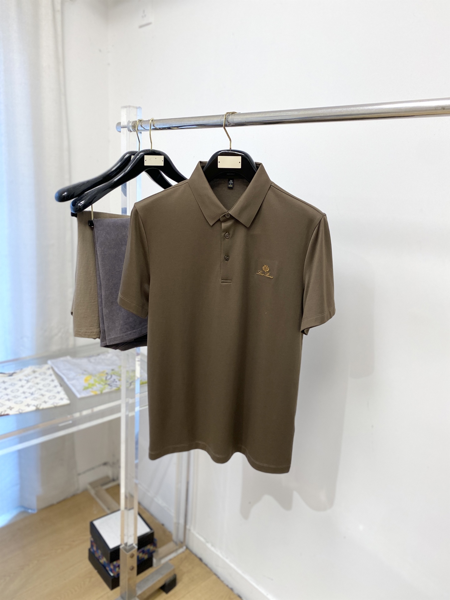 NO:928567,LP, 2026 new short-sleeved T-shirt, handsome and fashionable, exquisite embroidery pattern letter logo on the chest, simple and versatile. The fabric cotton is not only crisp and maintains the trendy silhouette, but also comfortable to wear, the yarn is more delicate, the size is M-4XL, loro piana, T-shirt, tees, t-shirt,19860909LP、2026新品短袖T恤,帅气时尚,胸前精致刺绣图案字母logo,简约百搭款.面料棉 不仅挺括,保持潮流的廓形,又穿着舒适,纱织更细腻、码数M-4XL,,loro piana,T-shirt,tees，t-shirt,,Men's clothing