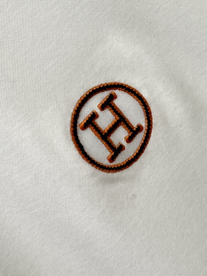 爱马仕、2026新品短袖T恤，帅气时尚，胸前精致刺绣字母logo，简约百搭款。面料棉 不仅挺括，保持潮流