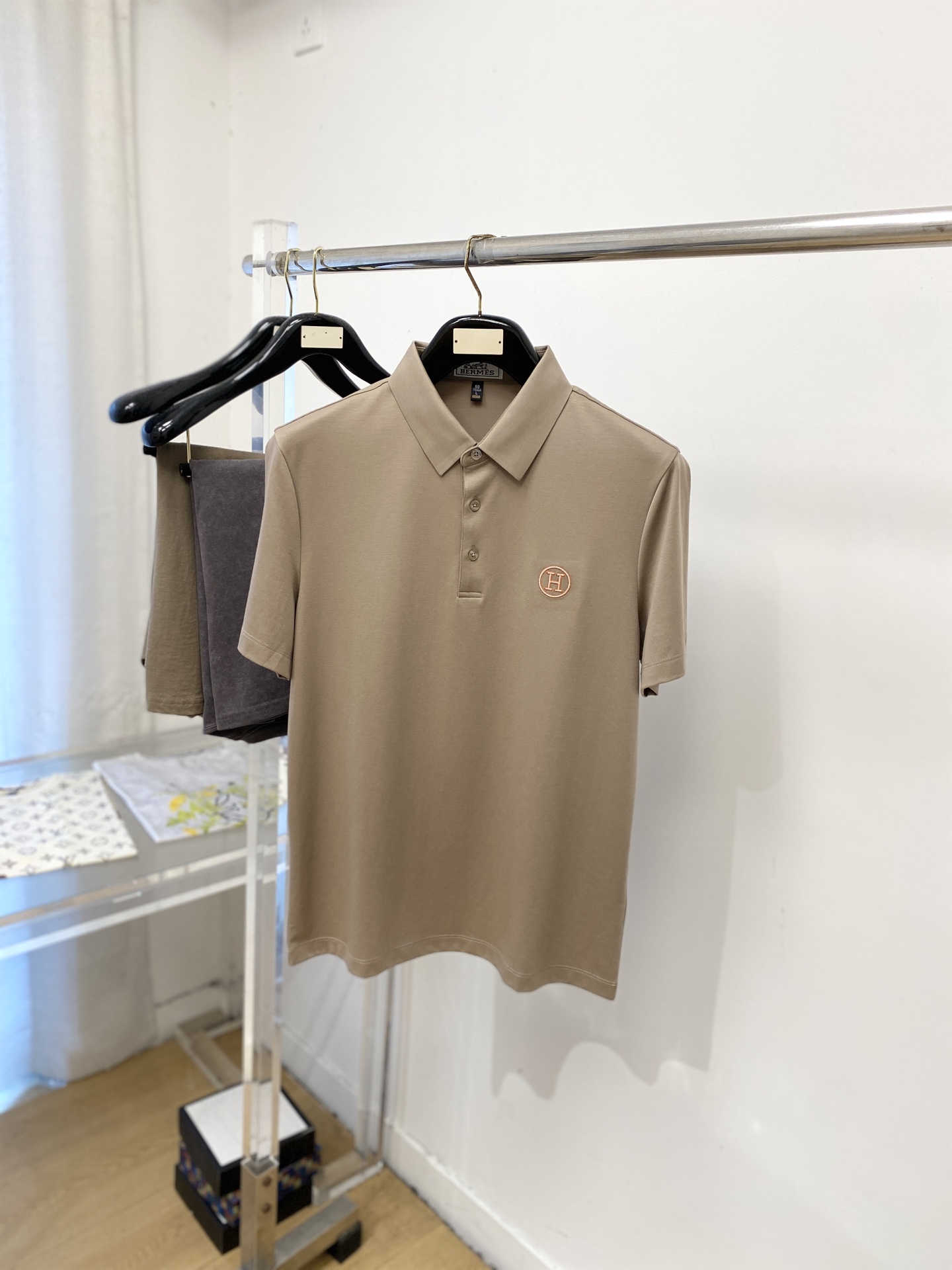NO:928579,Hermes, 2026 new short-sleeved T-shirt, handsome and fashionable, exquisitely embroidered letter logo on the chest, simple and versatile. The fabric cotton is not only crisp and maintains the trendy silhouette, but also comfortable to wear, the yarn is more delicate, the size is M-4XL,, hermes, T-shirt, tees, t-shirt,19860909爱马仕、2026新品短袖T恤,帅气时尚,胸前精致刺绣字母logo,简约百搭款.面料棉 不仅挺括,保持潮流的廓形,又穿着舒适,纱织更细腻、码数M-4XL,,hermes,T-shirt,tees，t-shirt,,Men's clothing