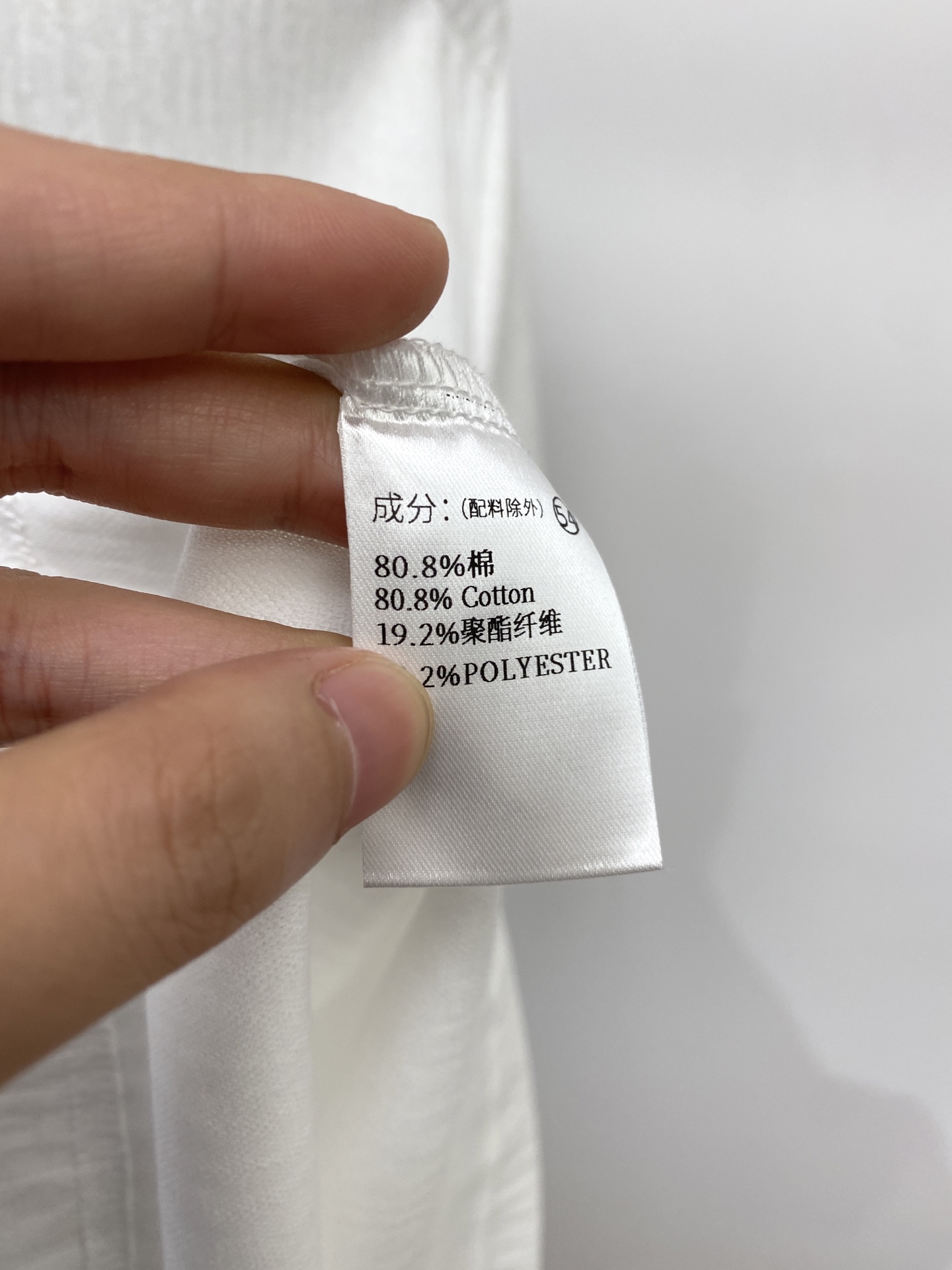 巴黎世家、2026新品短袖T恤，帅气时尚，胸前精致刺绣图案字母logo，简约百搭款。面料棉 不仅挺括，保