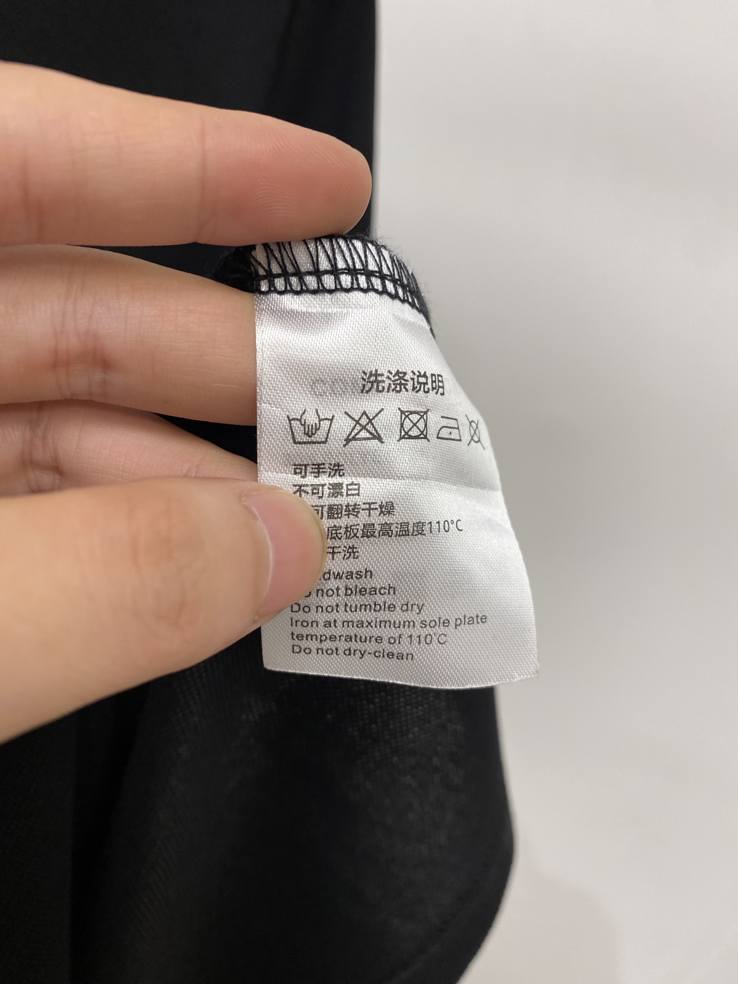 蒙口、2026新品短袖T恤，帅气时尚，胸前刺绣装饰图案logo，简约百搭款。面料棉 不仅挺括，保持潮流的