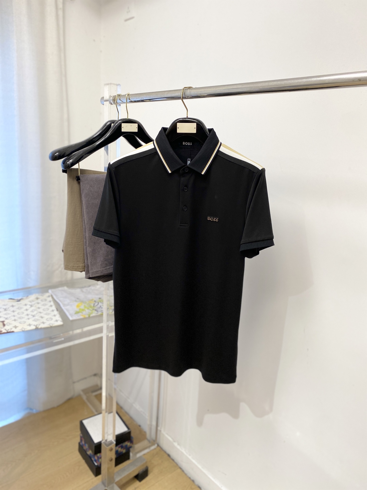 NO:928619,BOSS, 2026 new short-sleeved T-shirt, handsome and fashionable, with embossed printed letter logo on the chest, simple and versatile. The fabric cotton is not only crisp and maintains the trendy silhouette, but also comfortable to wear, the yarn is more delicate, the size is M-4XL, T-shirt, tees, t-shirt,19860909BOSS、2026新品短袖T恤,帅气时尚,胸前设计凹凸印胶字母logo,简约百搭款.面料棉 不仅挺括,保持潮流的廓形,又穿着舒适,纱织更细腻、码数M-4XL,,T-shirt,tees，t-shirt,,Men's clothing