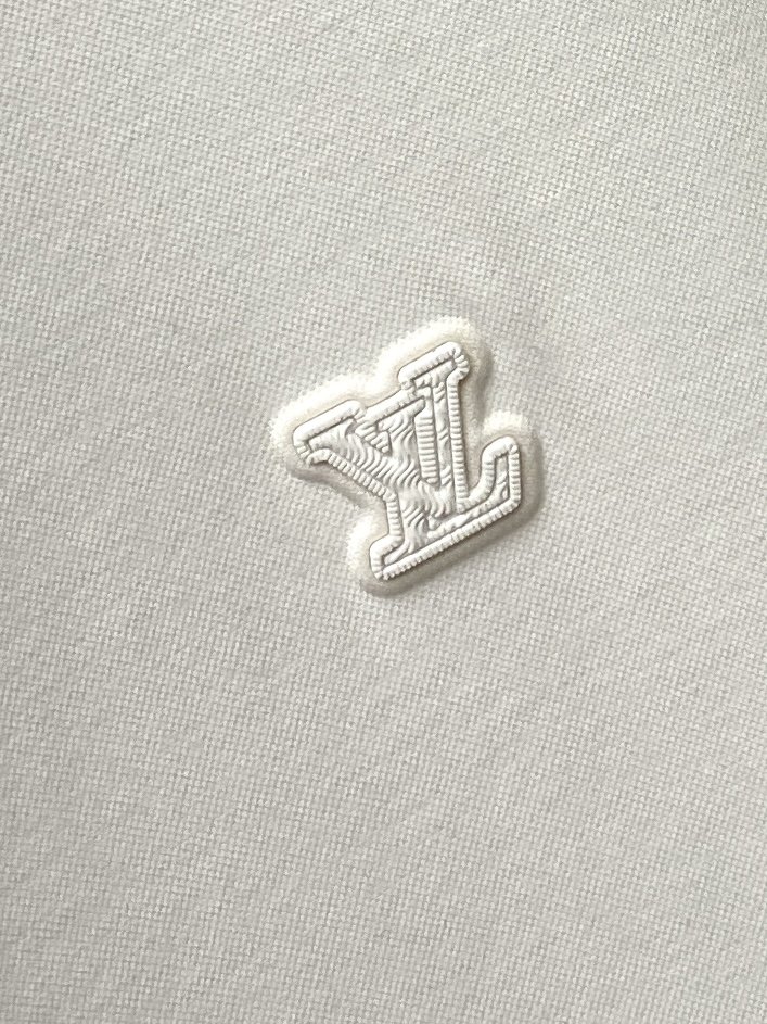 路易威登、2026新品短袖T恤，帅气时尚，胸前设计凹凸印胶字母logo，简约百搭款。面料棉 不仅挺括，保