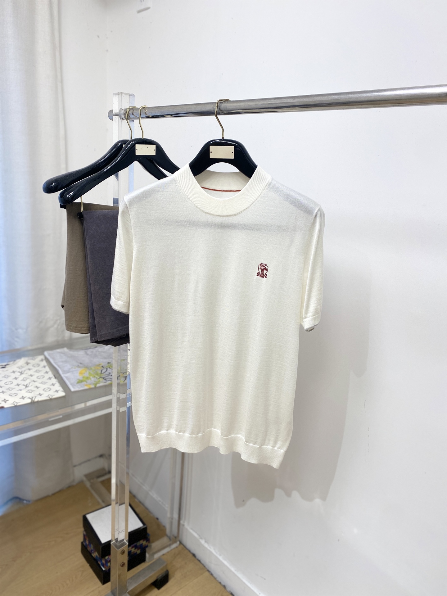 Brunello Cucinelli、2026新品短袖T恤，帅气时尚，简约百搭款。胸前精致刺绣图案log