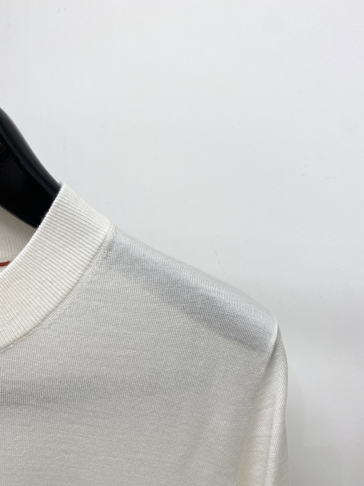 Brunello Cucinelli、2026新品短袖T恤，帅气时尚，简约百搭款。胸前精致刺绣图案log