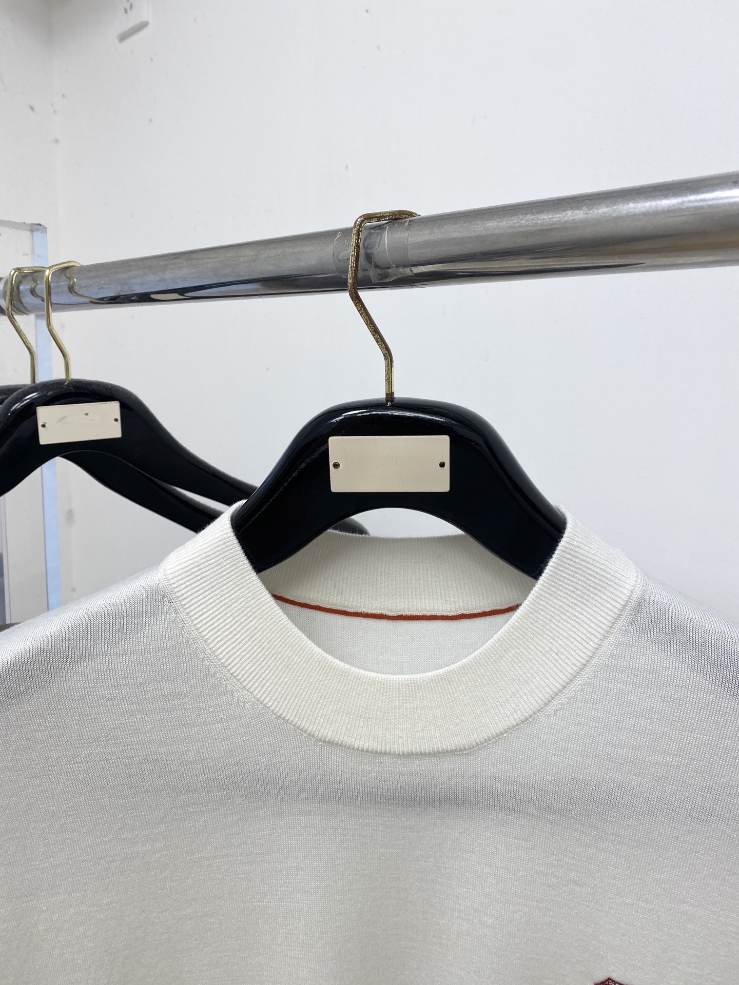 Brunello Cucinelli、2026新品短袖T恤，帅气时尚，简约百搭款。胸前精致刺绣图案log