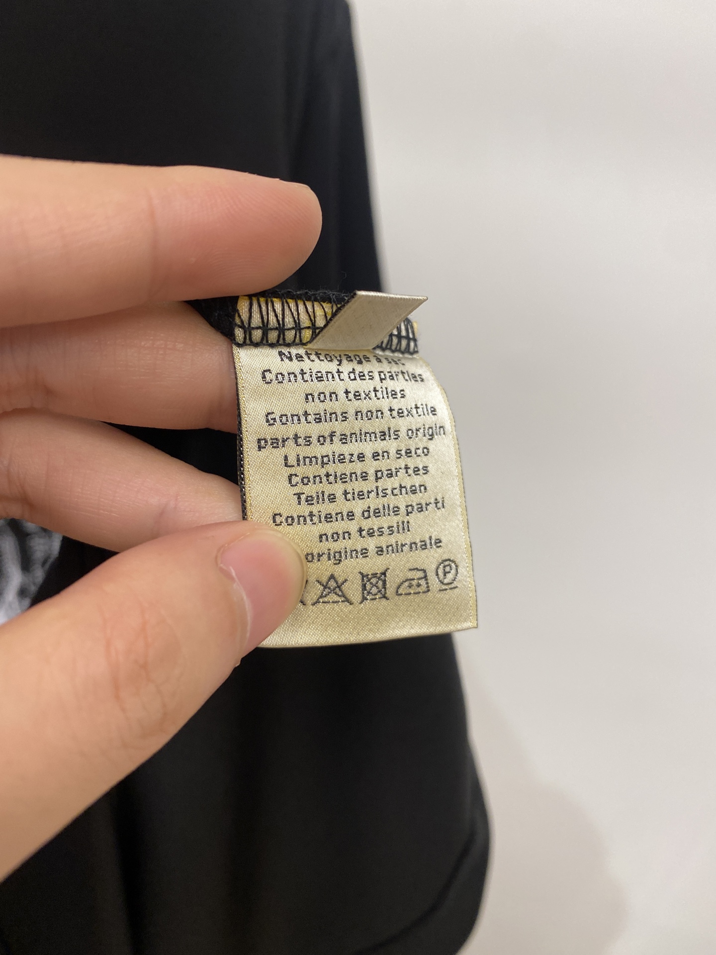 爱马仕、2026新品短袖T恤，帅气时尚，简约百搭款。胸前精致刺绣图案logo，面料棉 不仅挺括，保持潮流