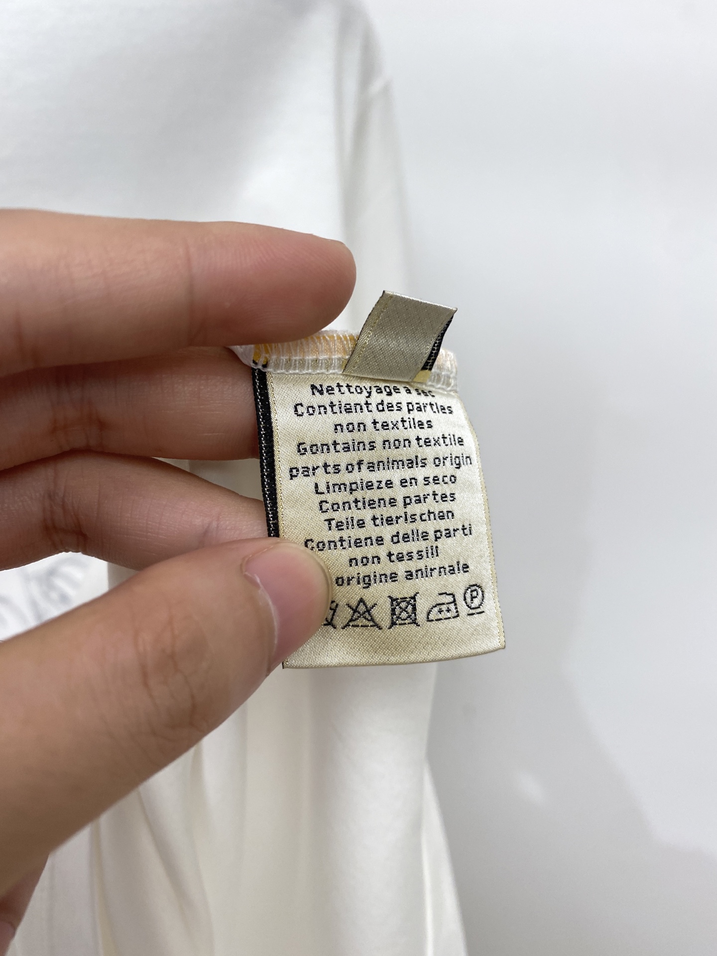 爱马仕、2026新品短袖T恤，帅气时尚，简约百搭款。胸前精致刺绣图案logo，面料棉 不仅挺括，保持潮流