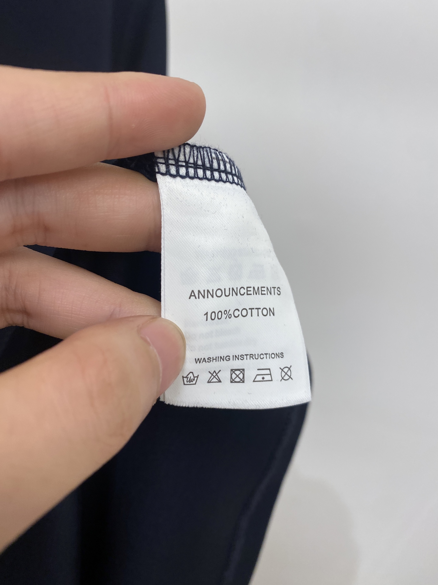 普拉达、2026新品短袖T恤，帅气时尚，简约百搭款。肩部顶级印胶字母logo，面料棉 不仅挺括，保持潮流